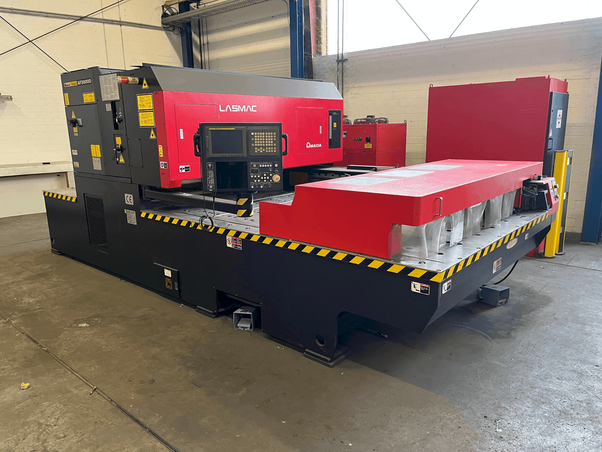 AMADA LC-2415 A3-maskinen framifrån
