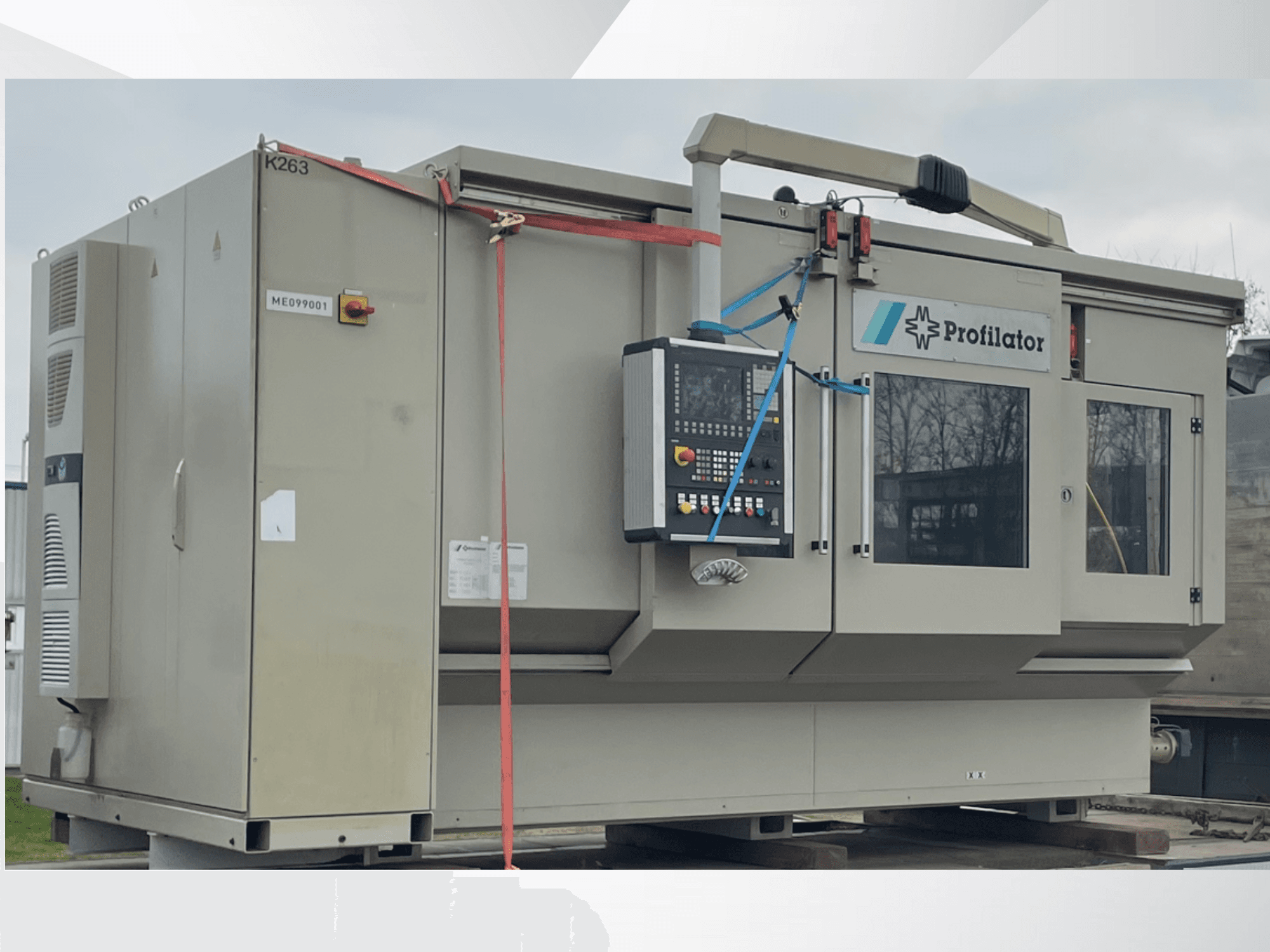 Profillatormaskin i sidovy, med kontrollpanel, säkerhetsetiketter och skyddsband, på en träplattform.