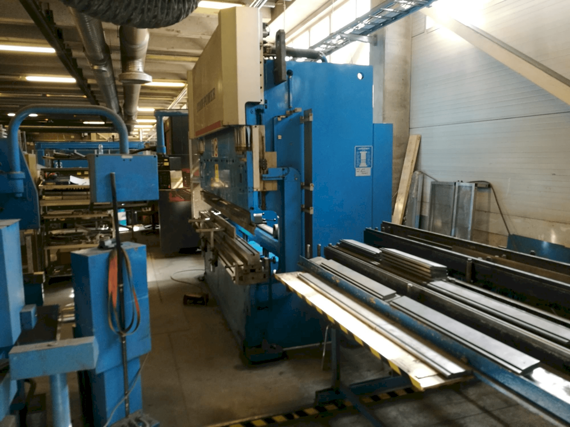 Finn-Power JAROMET CNC J 100 -3000-maskinen framifrån