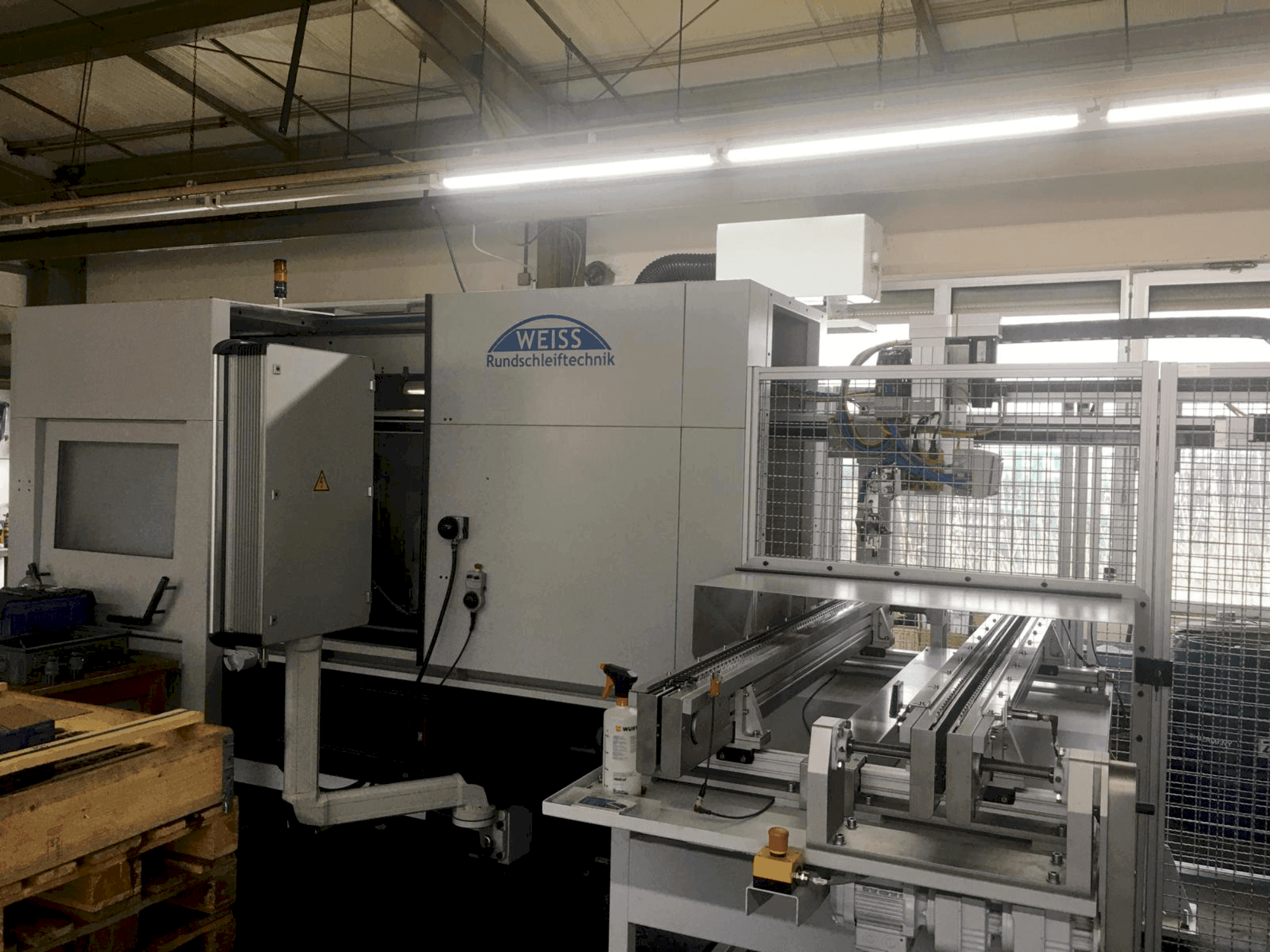 WEISS Rundschleiftechnik K52-maskinen framifrån