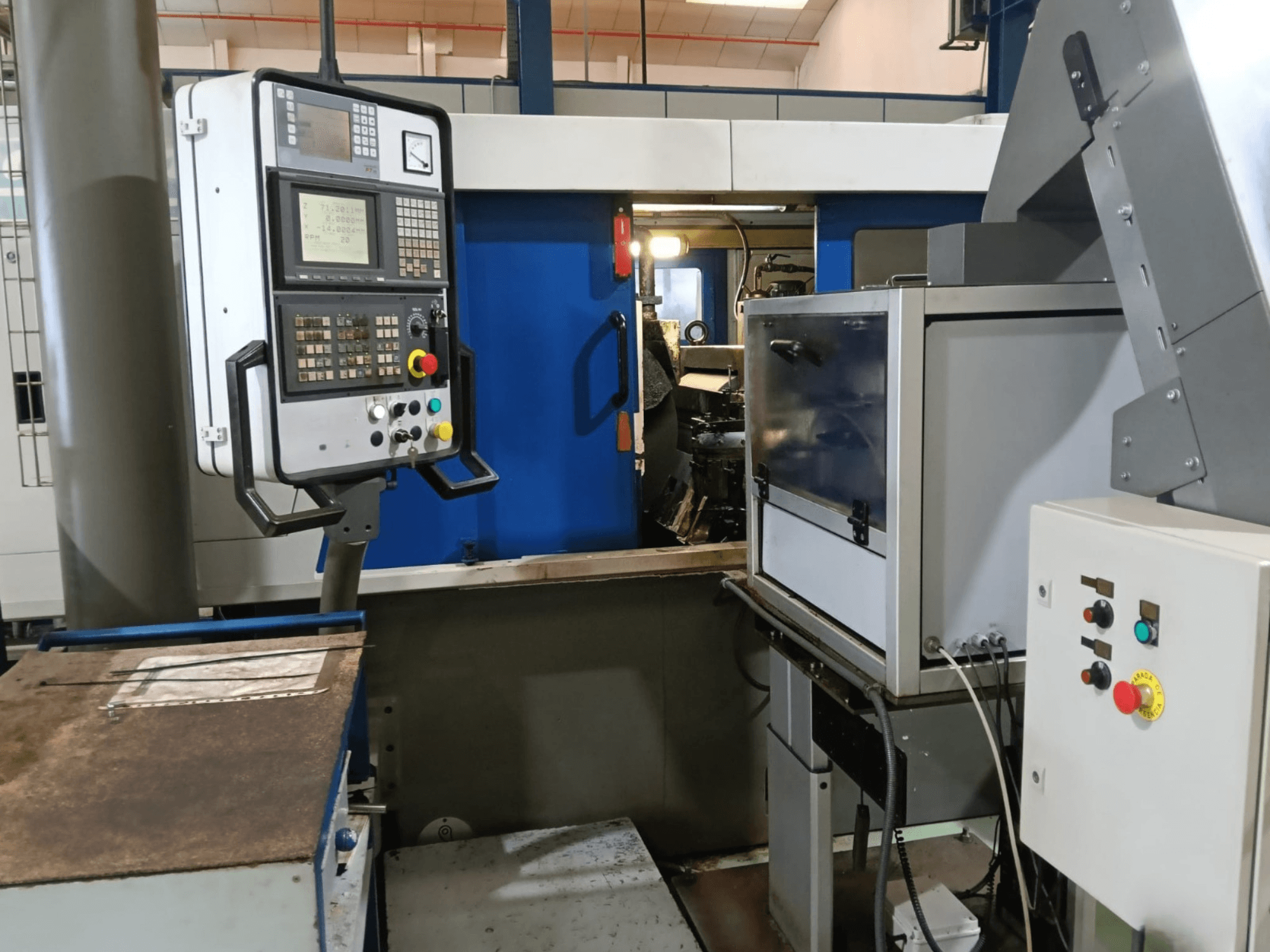 Kontrollpanel och maskineri på DANOBAT 327 MDA centerless slipmaskin, sett från sidan, med knappar och display.