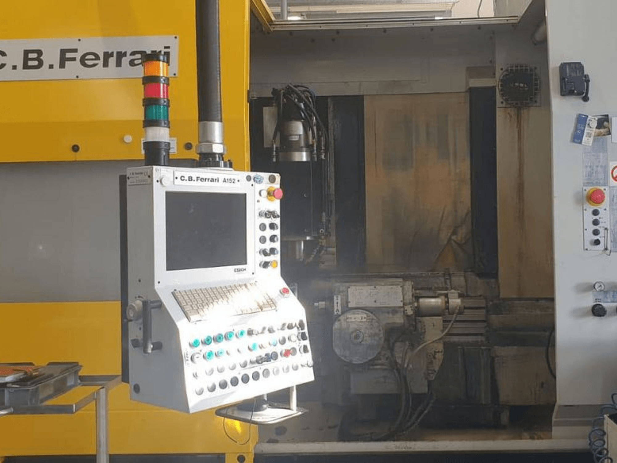 C.B. Ferrari A152 Vertikal fleroperationsmaskin framifrån, med kontrollpanel med knappar och motorkomponenter i maskinen.