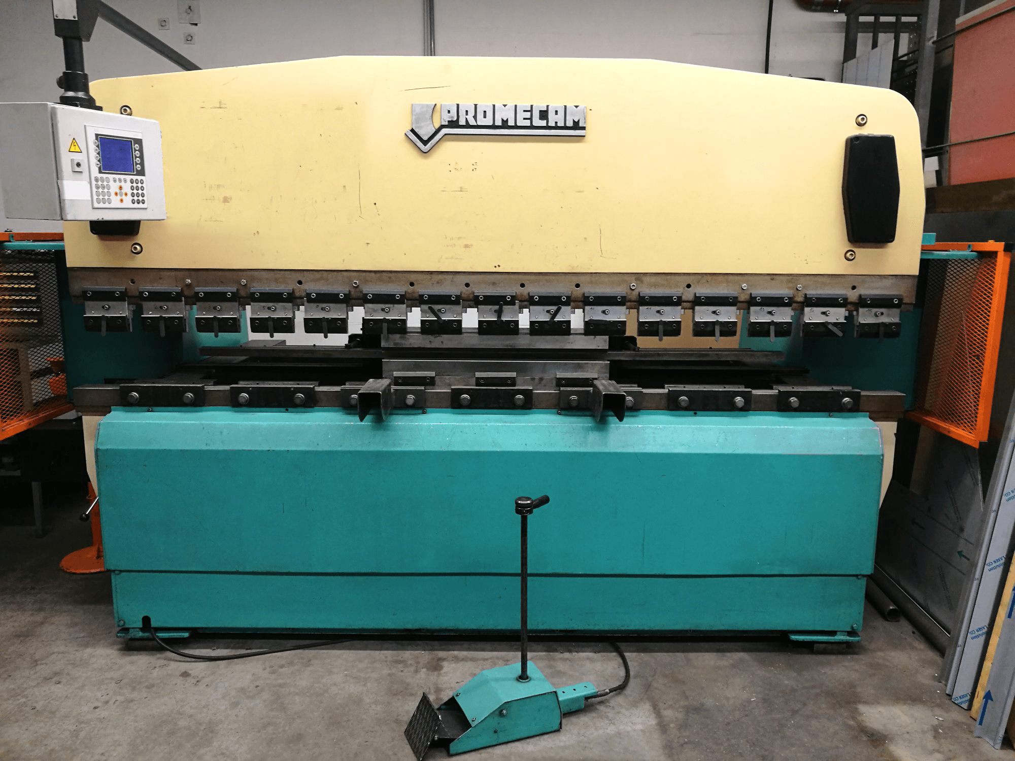 PROMECAM-maskinen framifrånRG-103