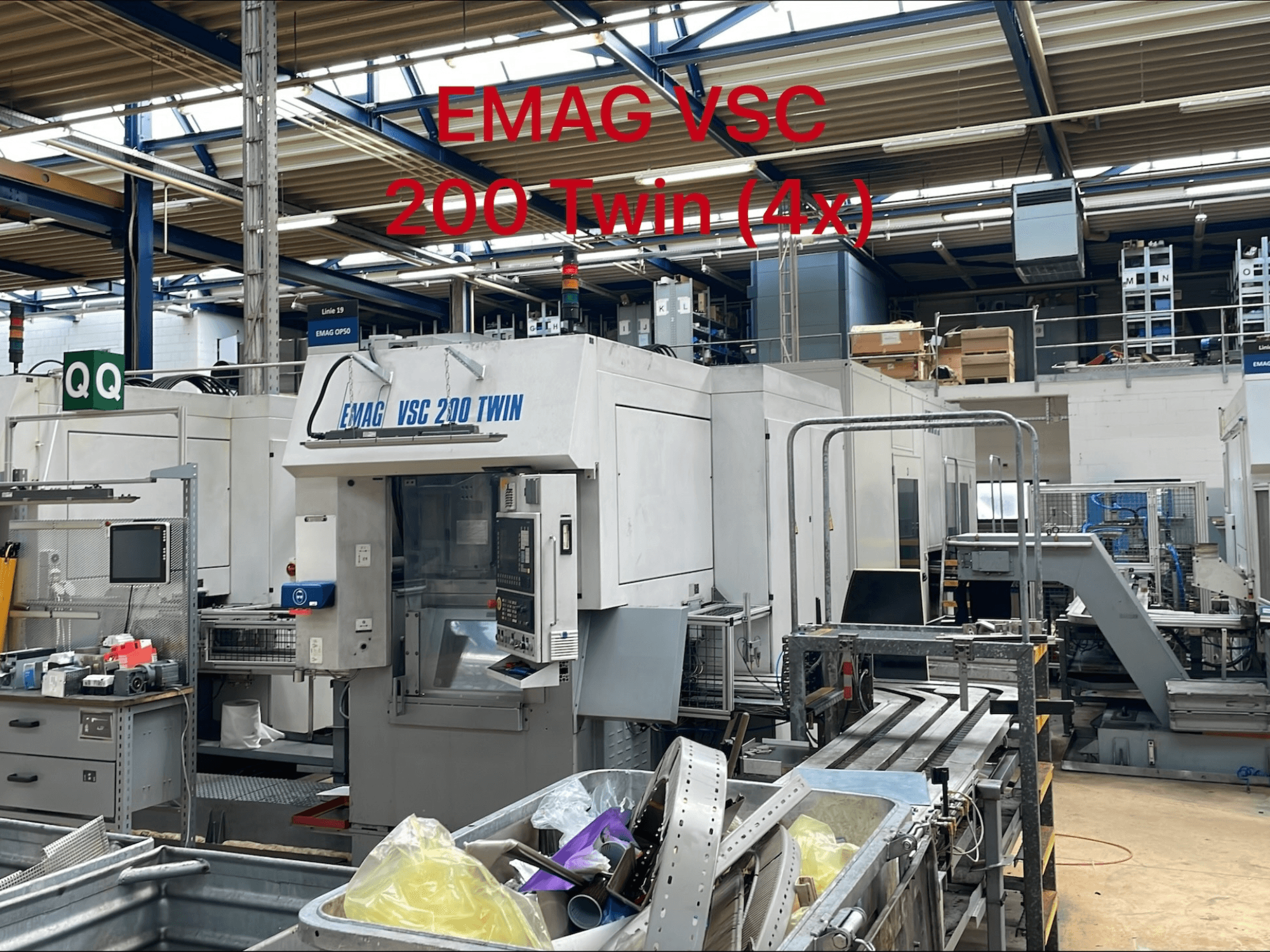 EMAG VSC 200 TWIN vertikal svarv i en fabriksmiljö, framifrån med reglage och verktygsförvaring.