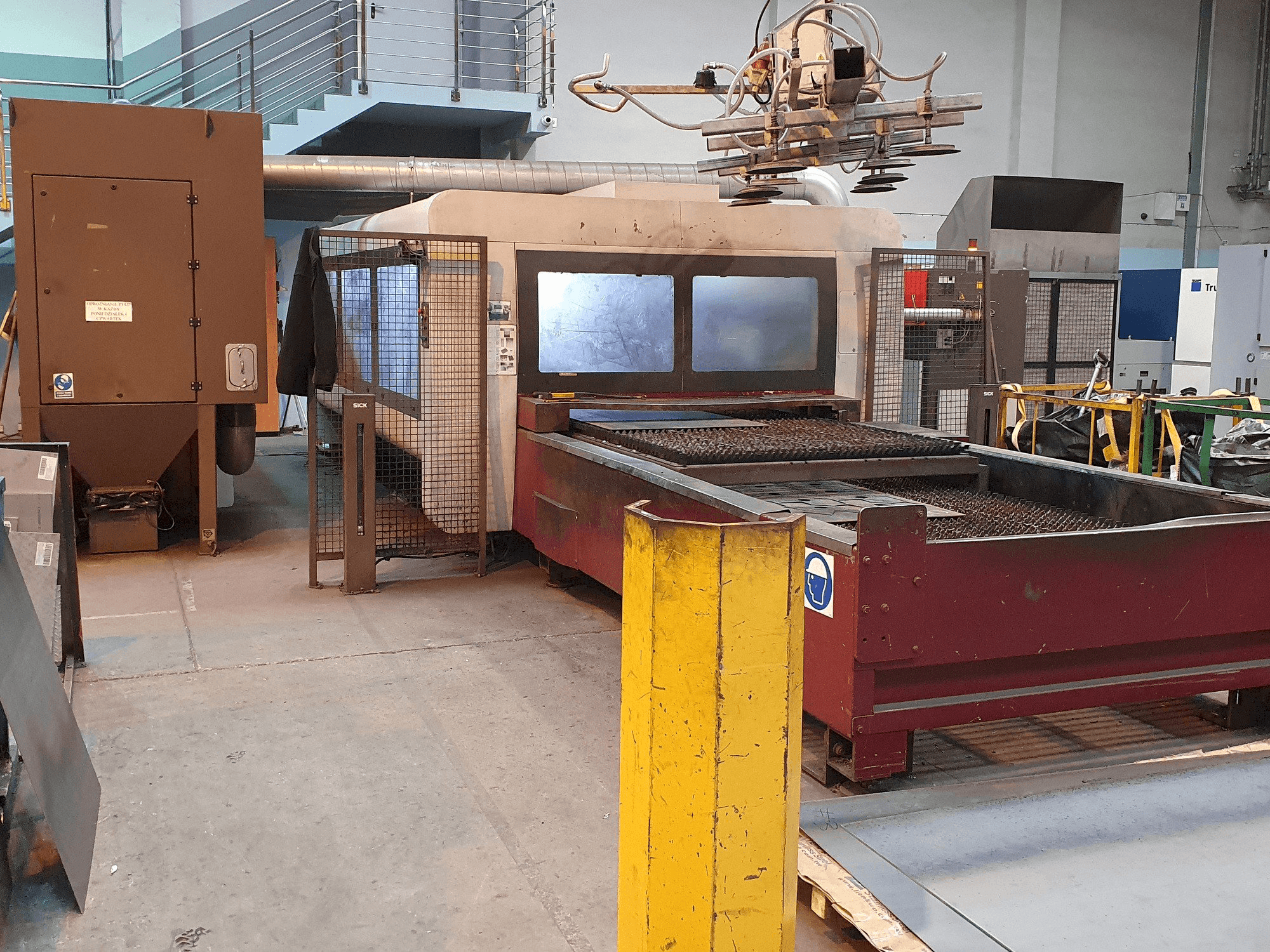 Bystronic BySprint Pro 3015-maskinen sedd från vänster sida