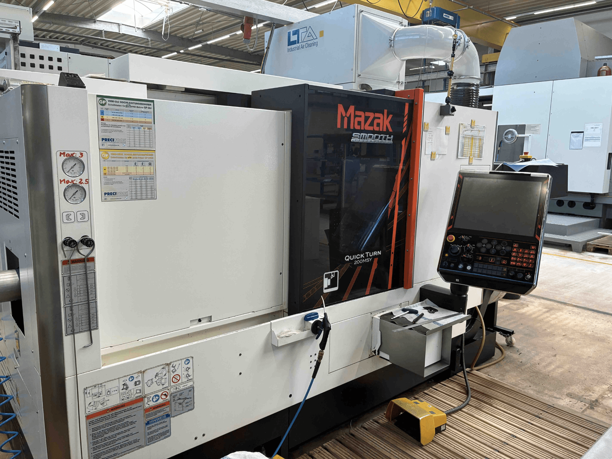 Mazak Quick Turn Smooth 200MSY svarvcenter, framifrån med kontrollpanel och driftsmätare.