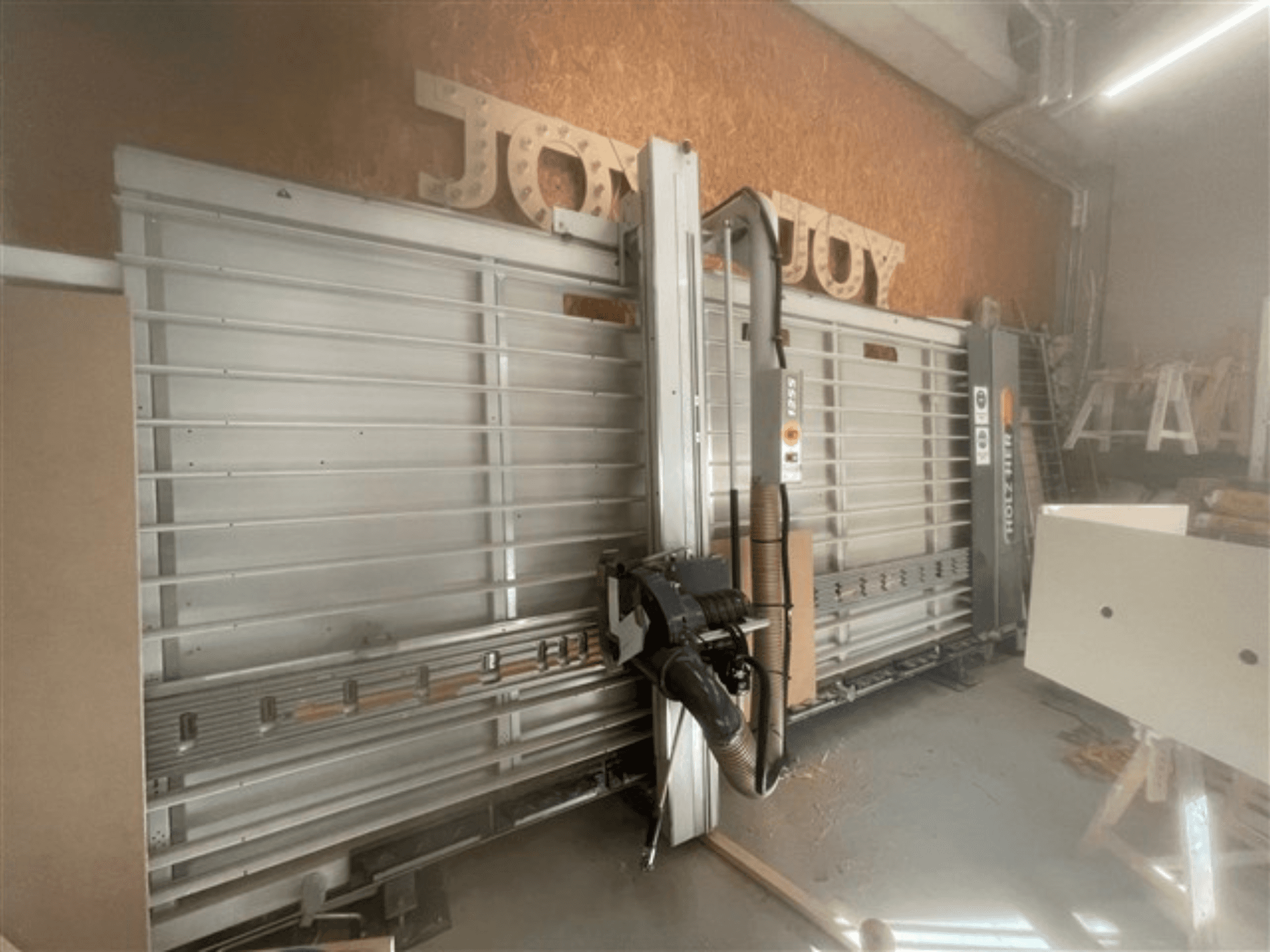 Horisontell panelsåg, märke Holz-Her, sidovy, visar sågblad, dammutsug och förvaringsutrymme.