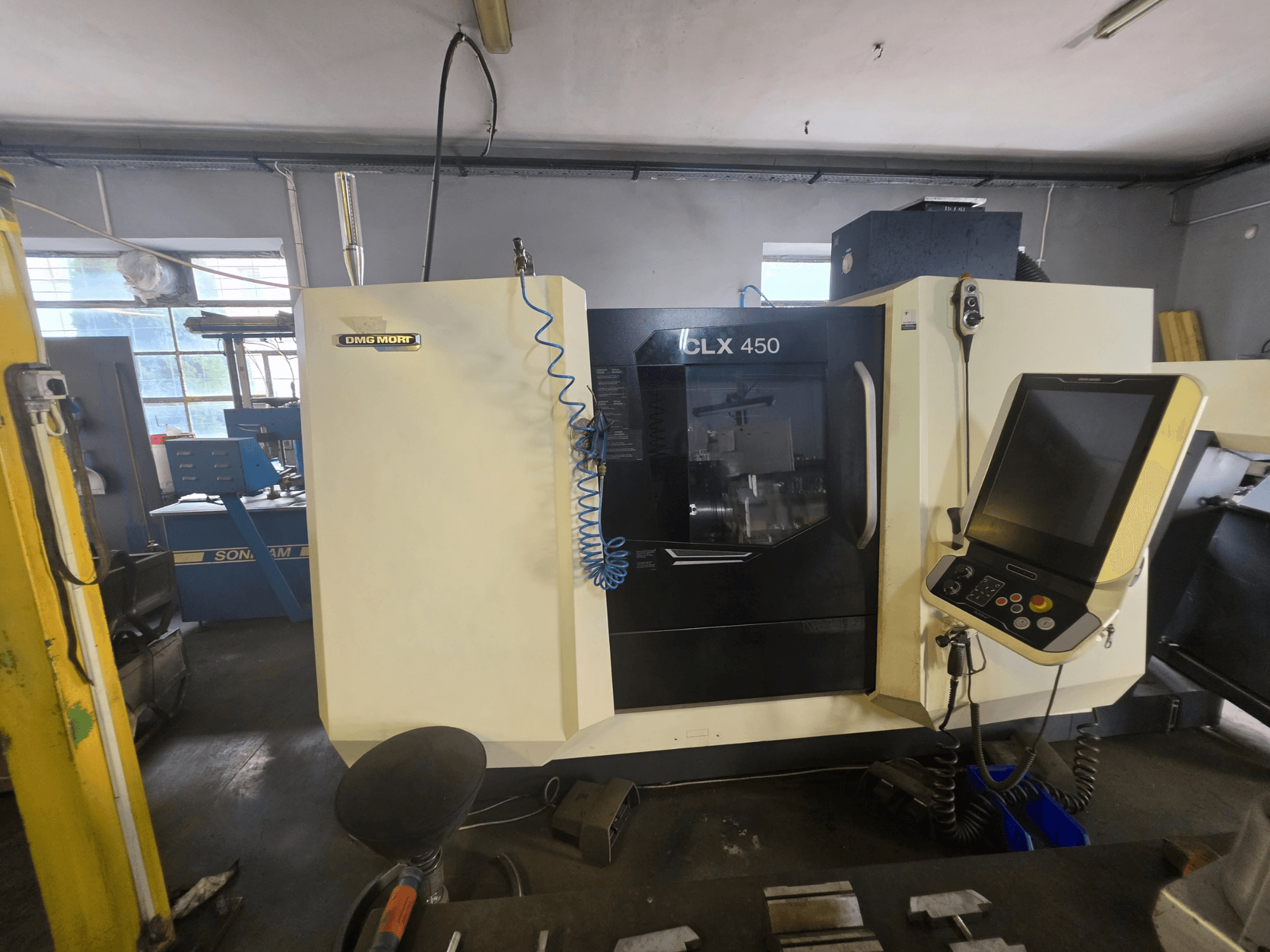 DMG MORI CLX 450 V6 horisontell svarv sett framifrån, med kontrollpanel och synlig logotyp.