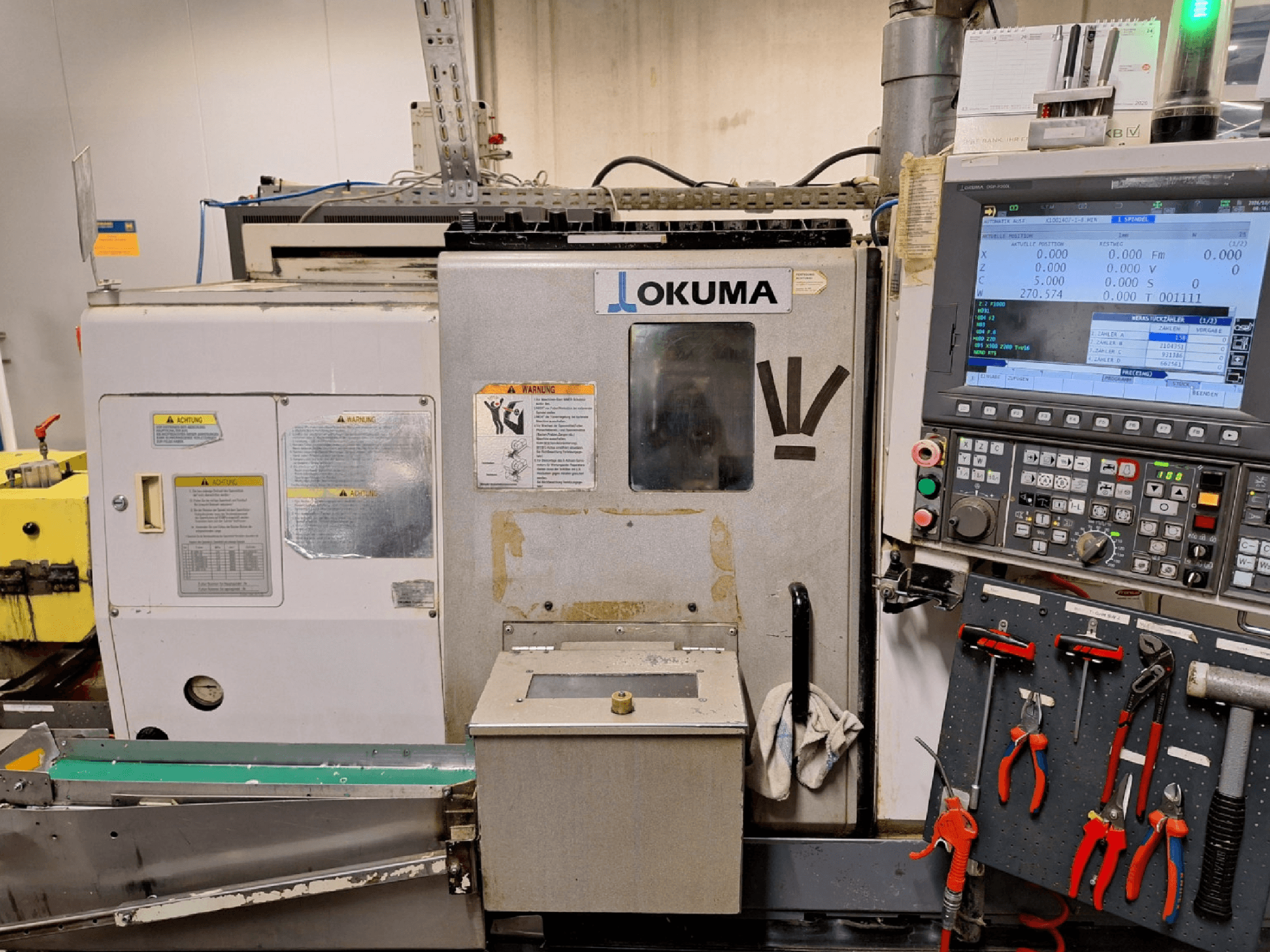 Okuma LB200-MW horisontell svarv, framifrån, med kontrollpanelen och verktygen synliga på sidan.