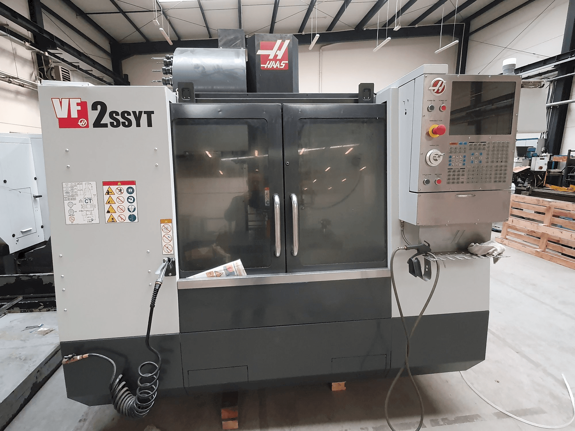 HAAS VF-2SSYT-maskinen framifrån