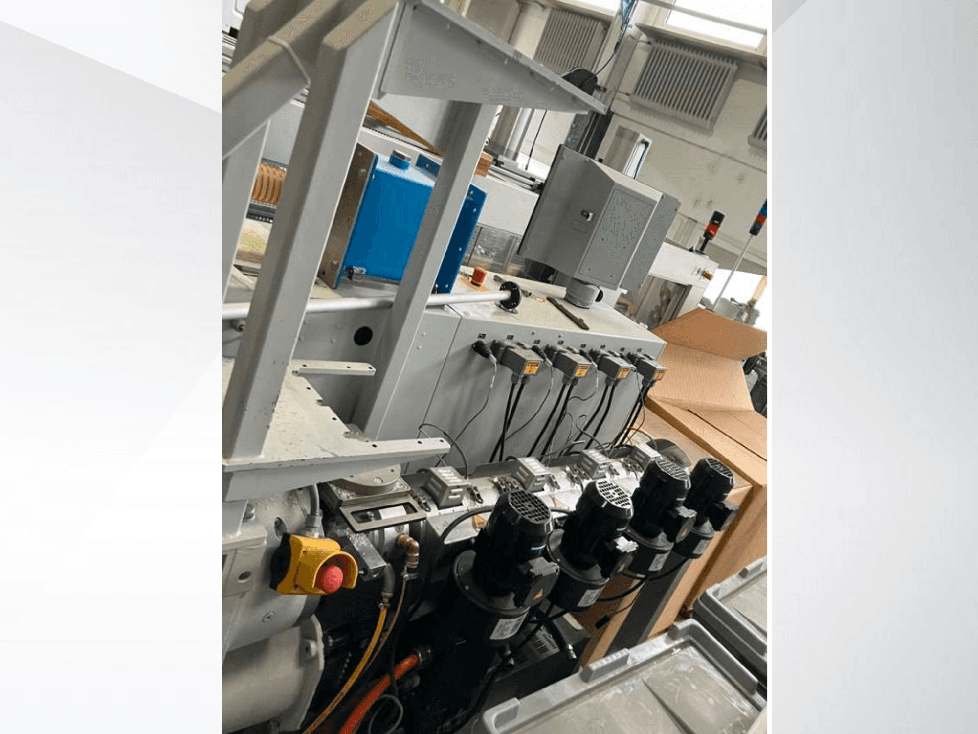 Krauss Maffei KME 45 XS enkelskruvsextruder, sidovy som visar kontrollpanel, motorer och olika komponenter.