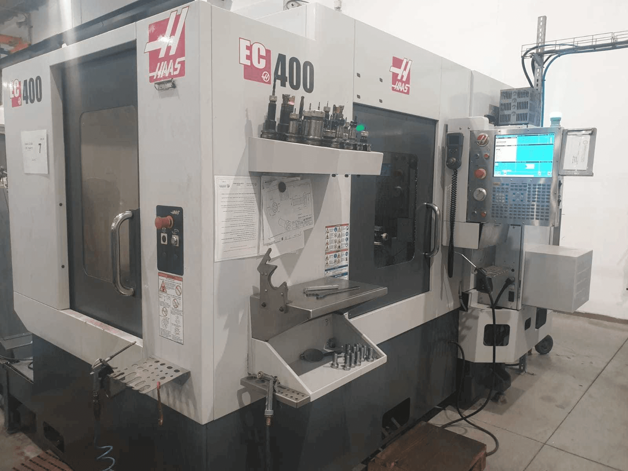 HAAS EC400-maskinen framifrån
