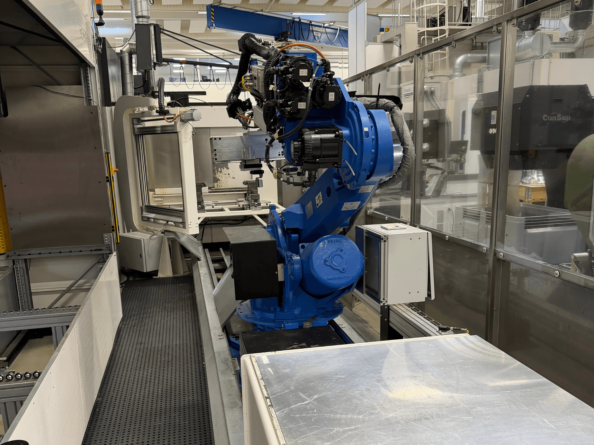 Yaskawa Motoman ES165D robotarm på skena, sidovy som visar automationsuppsättning i industriell miljö.