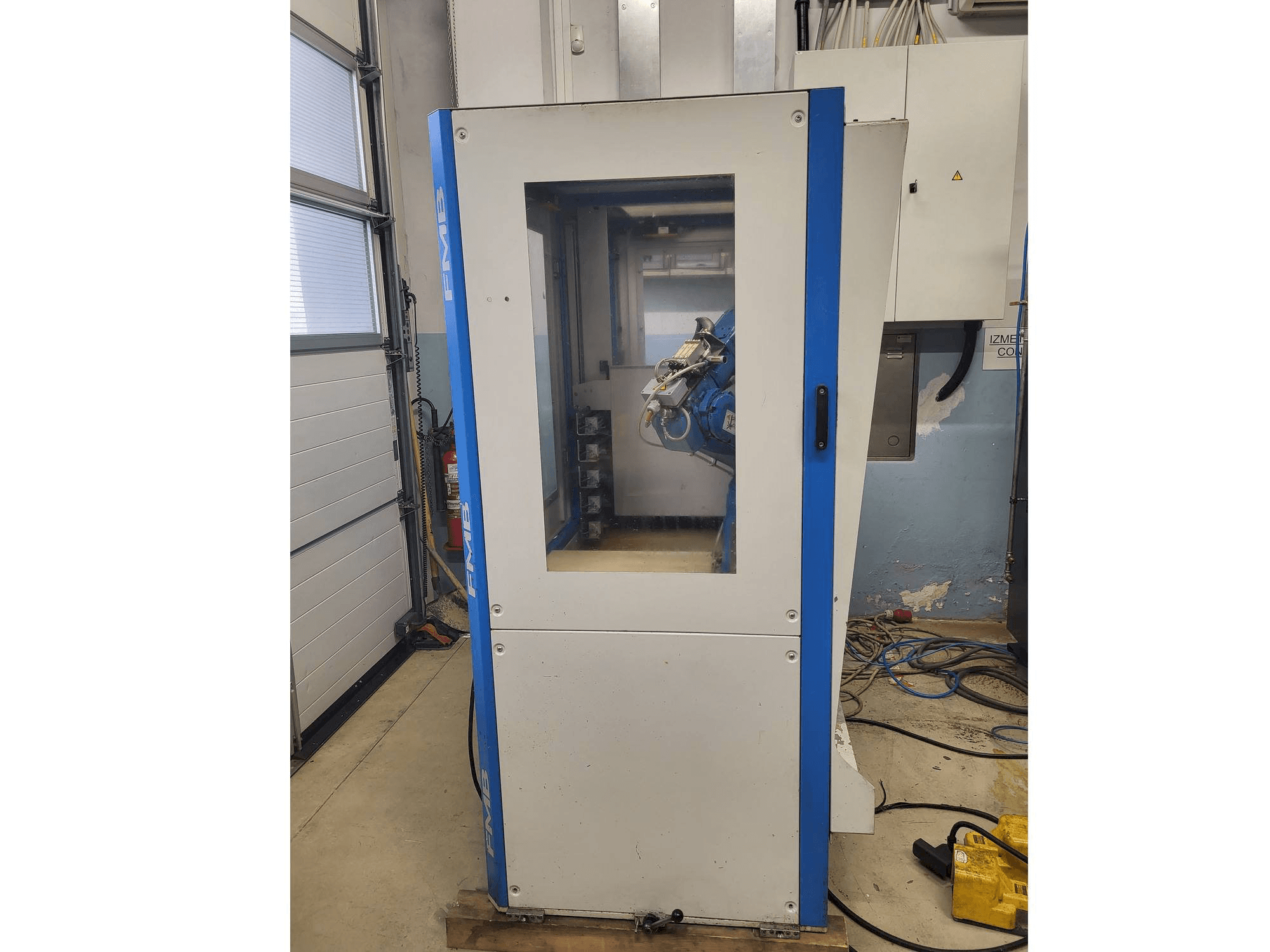 Yaskawa YR-MH005LS-A12-maskinen framifrån