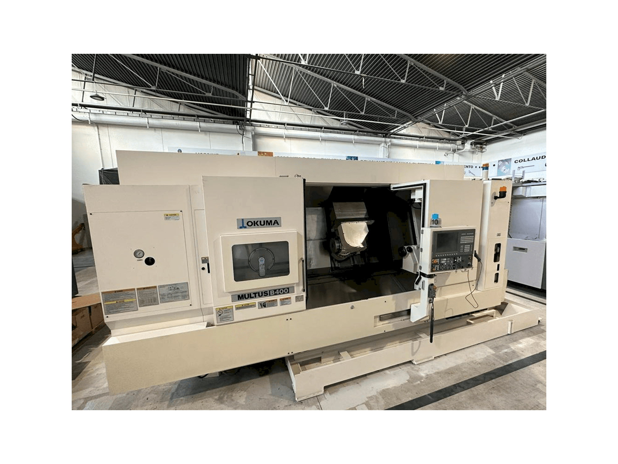 Okuma MULTUS B400C-maskinen framifrån