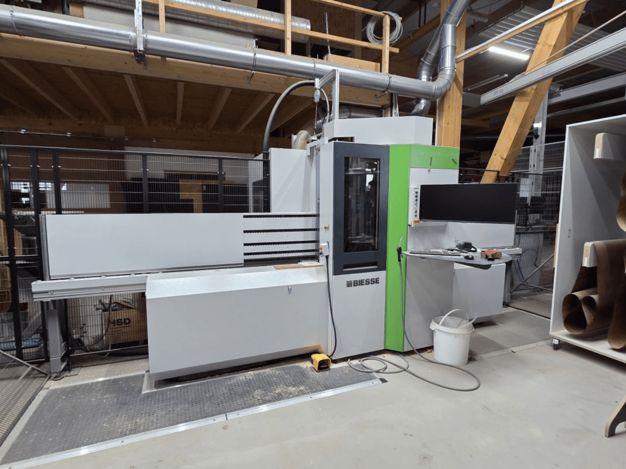 BIESSE Brema EKO 2.2 CNC-bearbetningscenter, framifrån, där kontrollpanelen och huvudkabinettet med gröna detaljer syns.