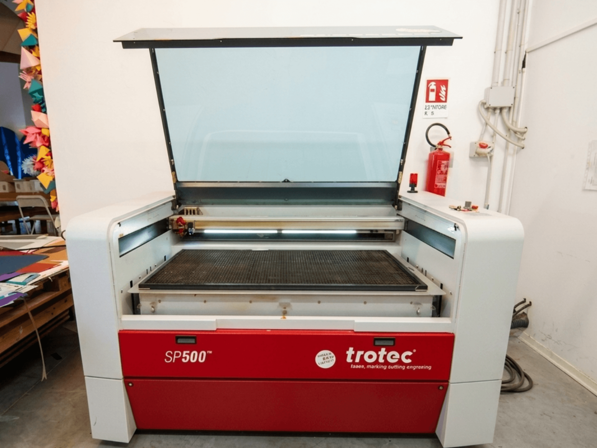 Trotec SP500 C200 lasergravyrmaskin framifrån, med öppet lock som visar arbetsområdet och reglagen.