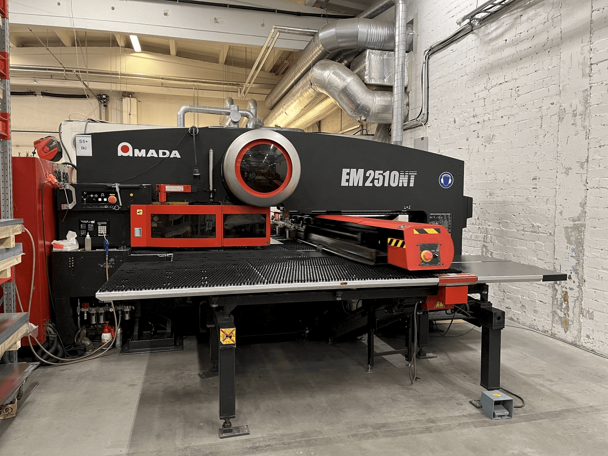 AMADA EM2510NT-maskinen framifrån