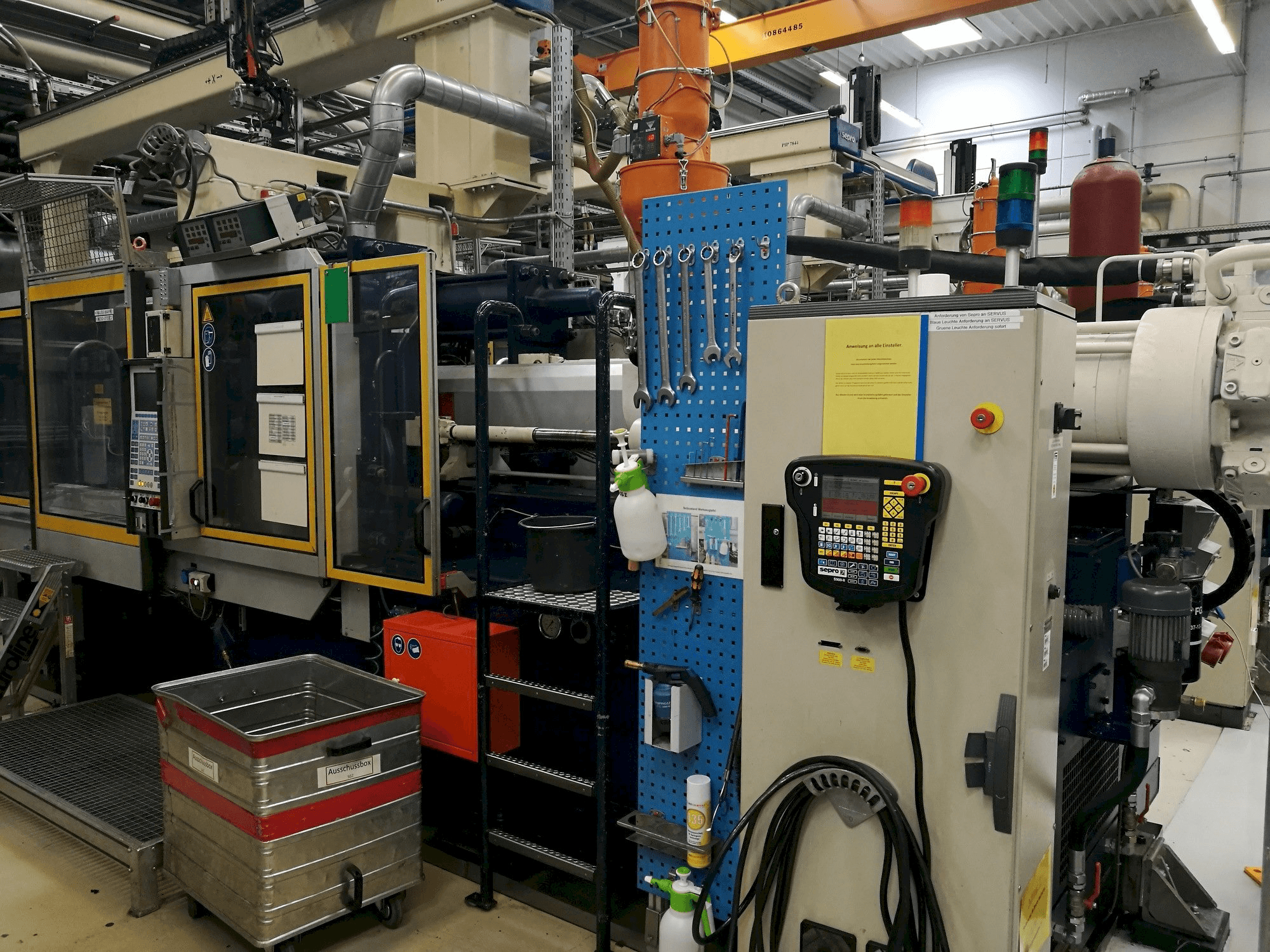 Krauss Maffei 350-2700 C2-maskinen framifrån