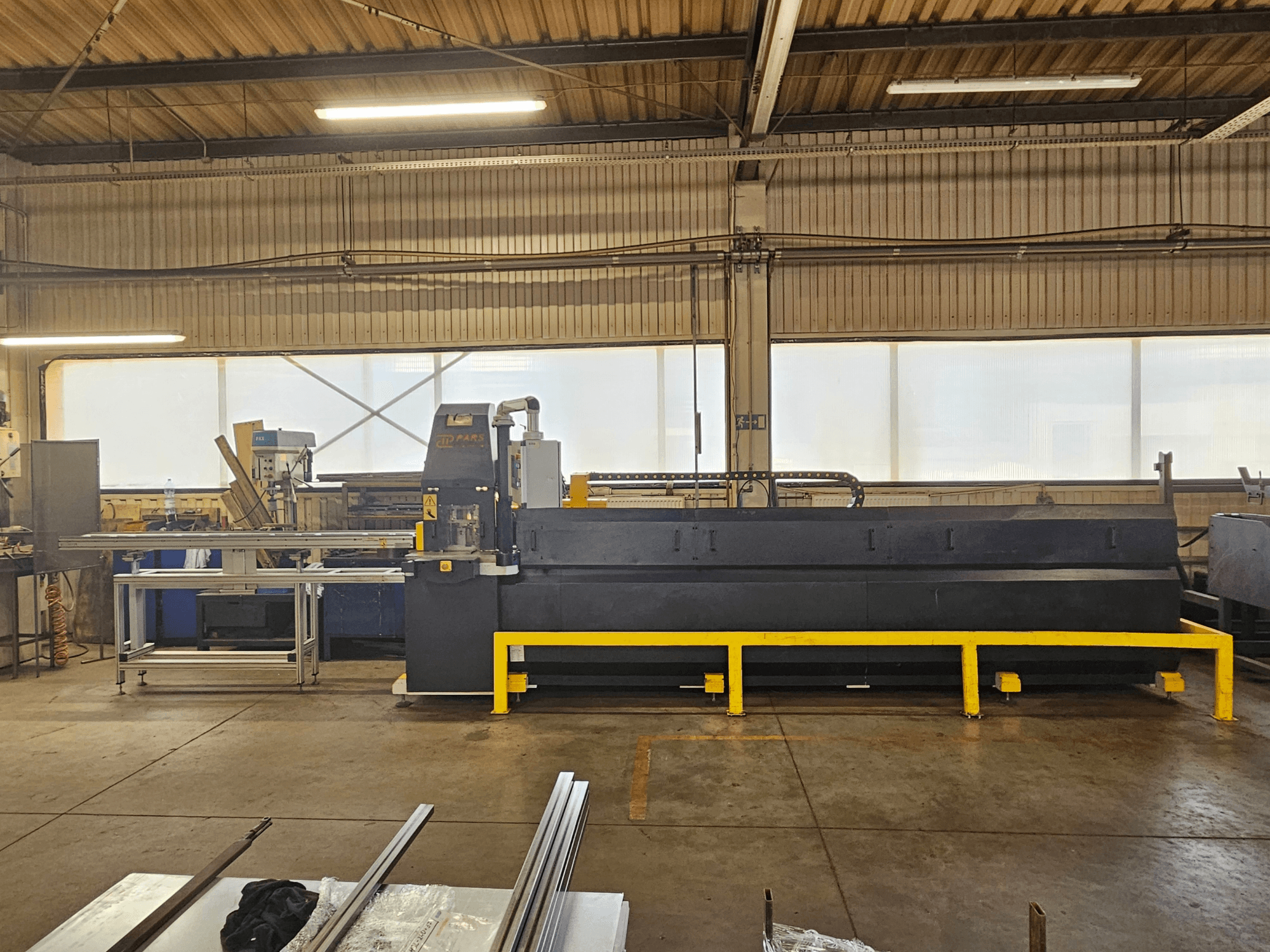 CNC-stansmaskin PARS HMP SIRIUS PLUS-3000/3-L1, framifrån i en industriell miljö med metallytor och verktyg.