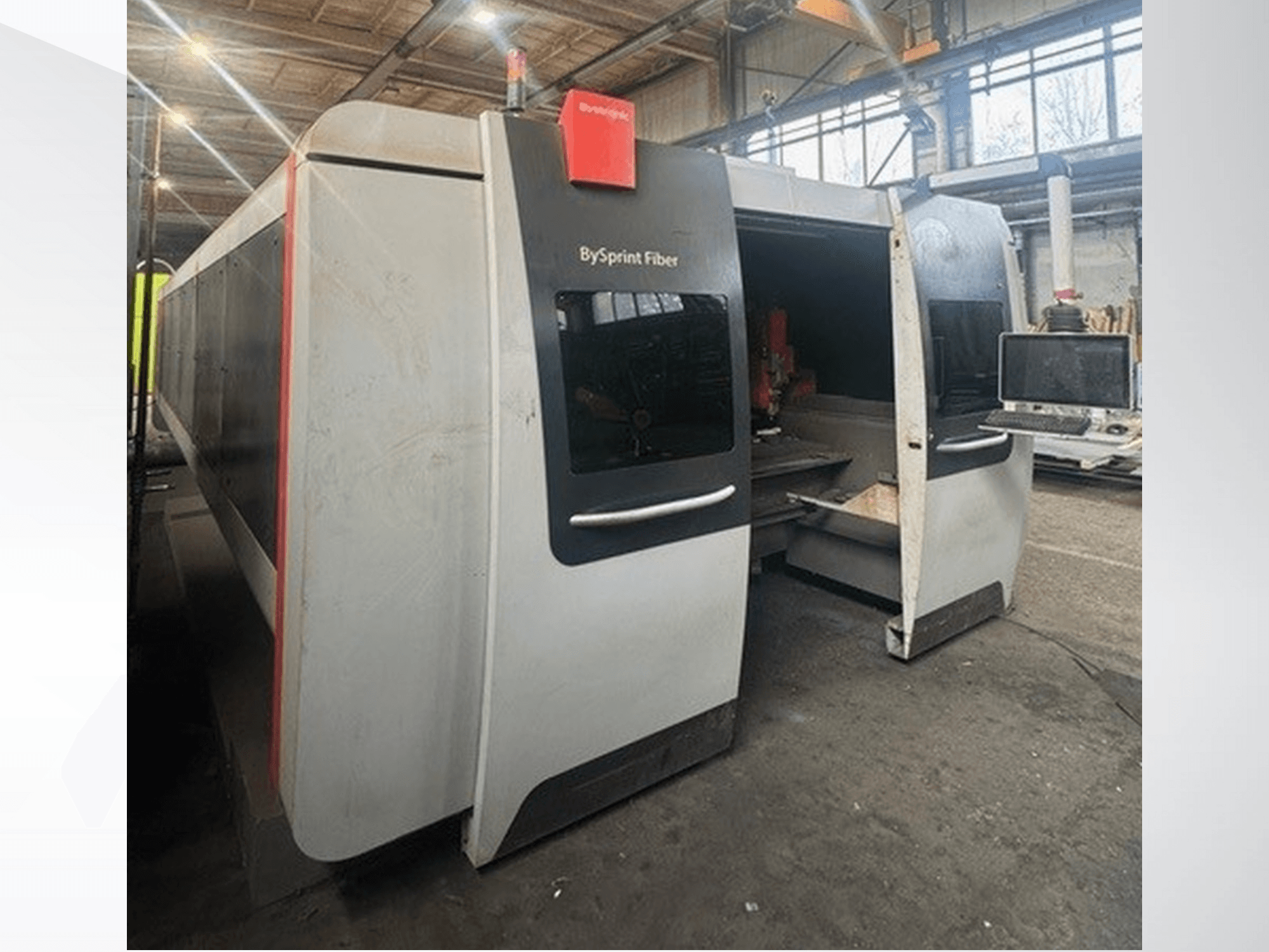 BySprint Fiber-maskin från Brünswick, framifrån med dubbla öppningar, kontrollpanel med pekskärm och industriell arbetsyta inuti.