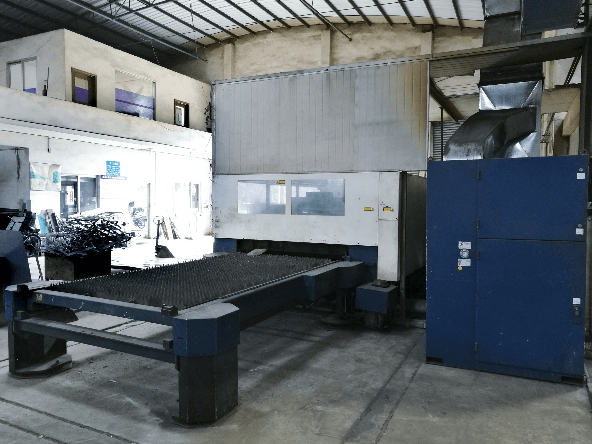 1 Trumpf-maskinen sedd från högerTruLaser L3030