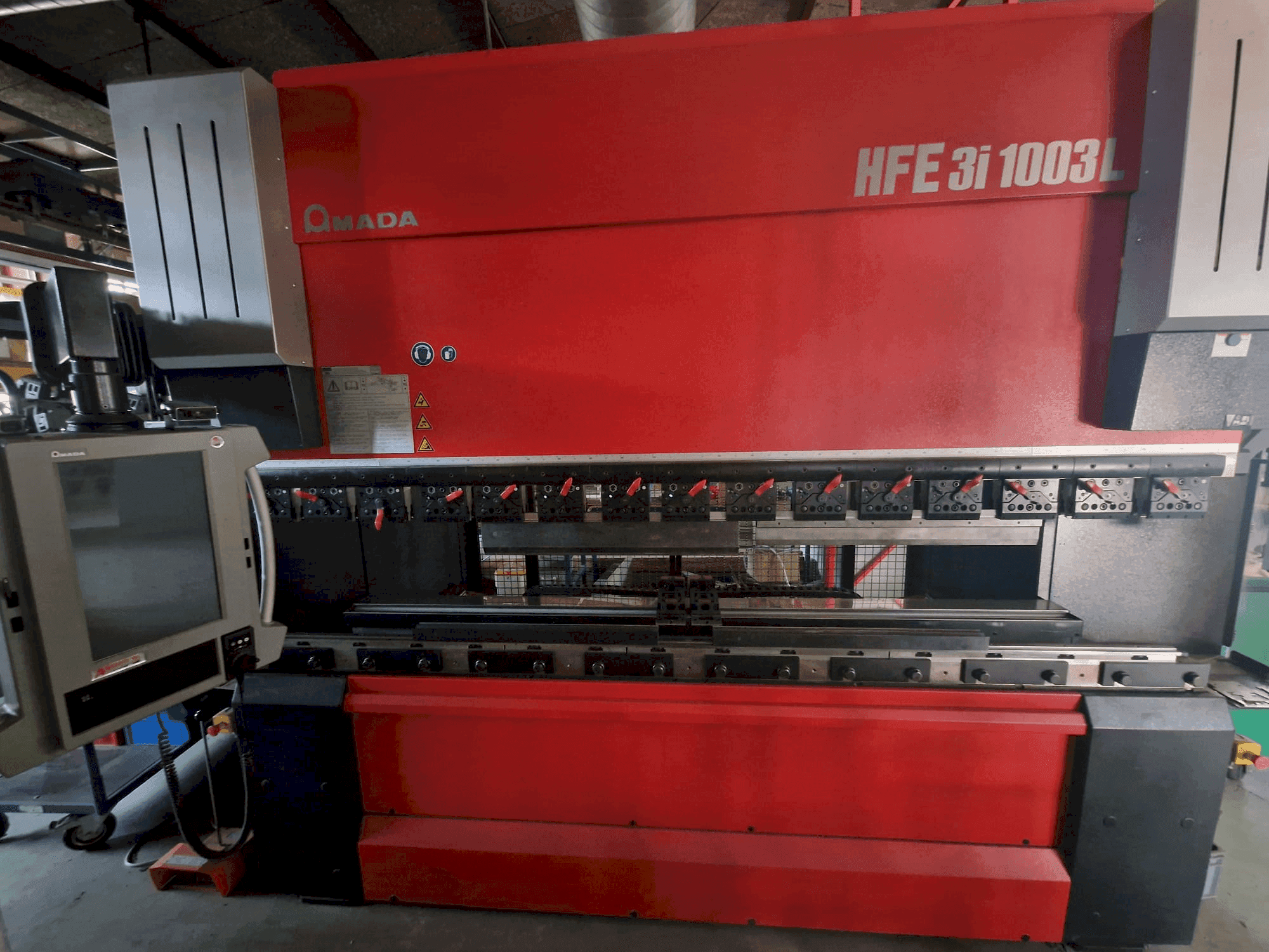 AMADA HFE 3L 1003-maskinen framifrån