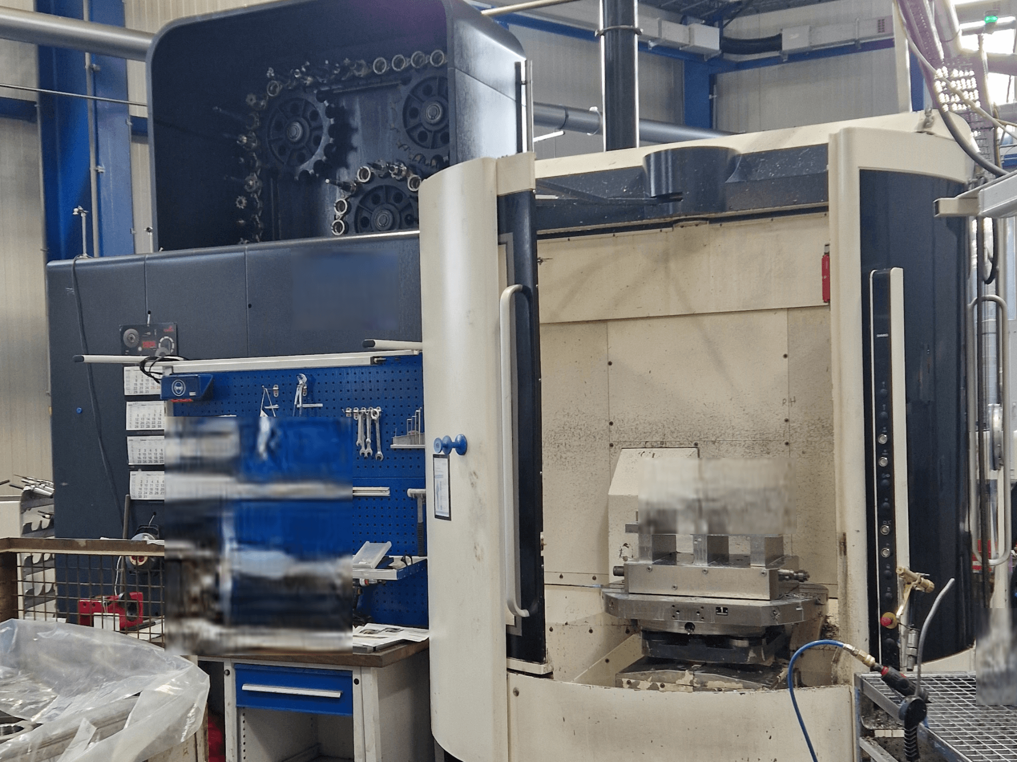 DMG DMC80U DuoBlock Universal Machining Centre, framifrån, visar kontrollpanelen och arbetsområdet med verktygstillbehör.