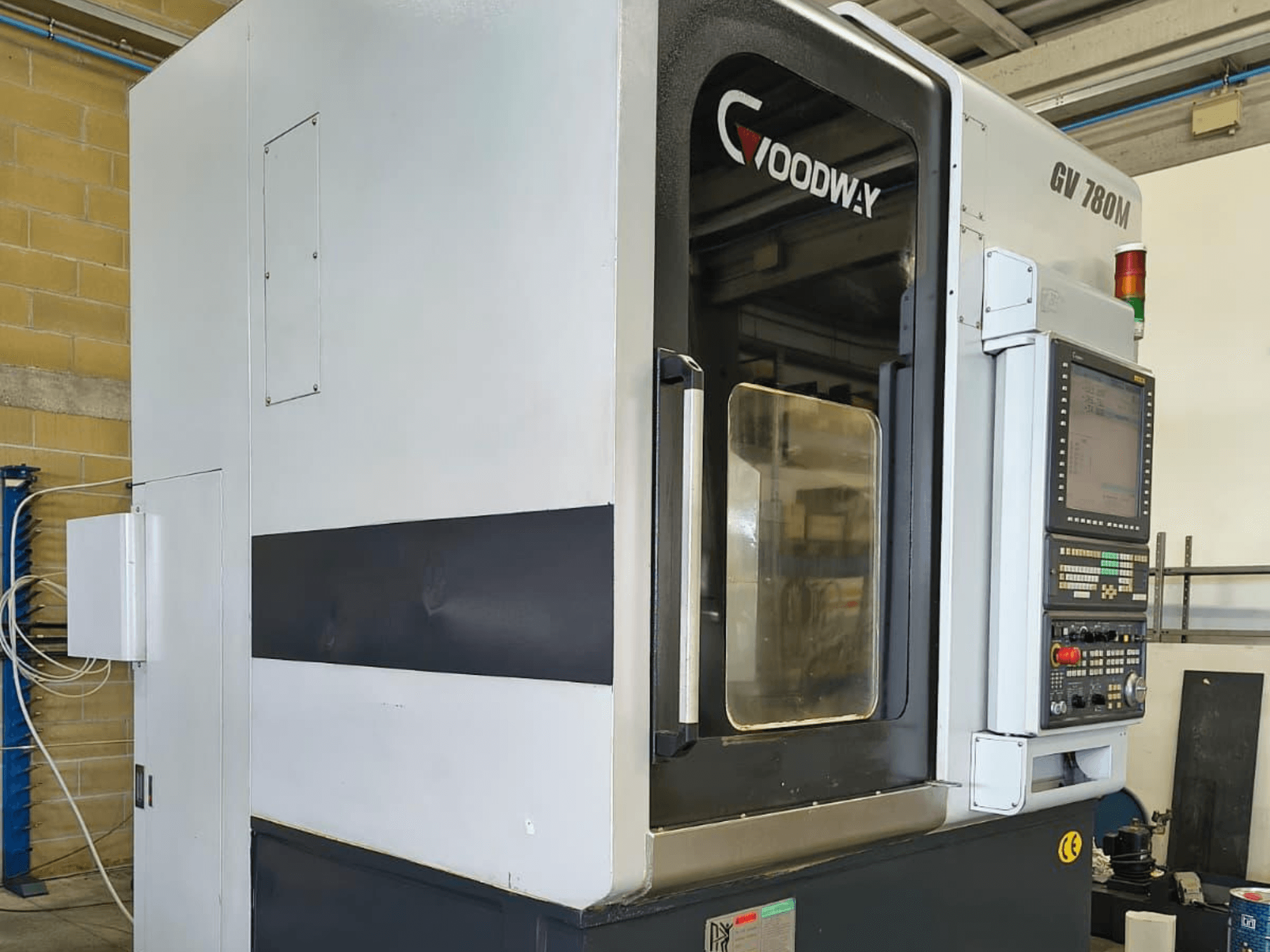 Goodway GV 780 M vertikal svarv, sidovy, visar kontrollpanelen, säkerhetsfunktionerna och den rena exteriördesignen.