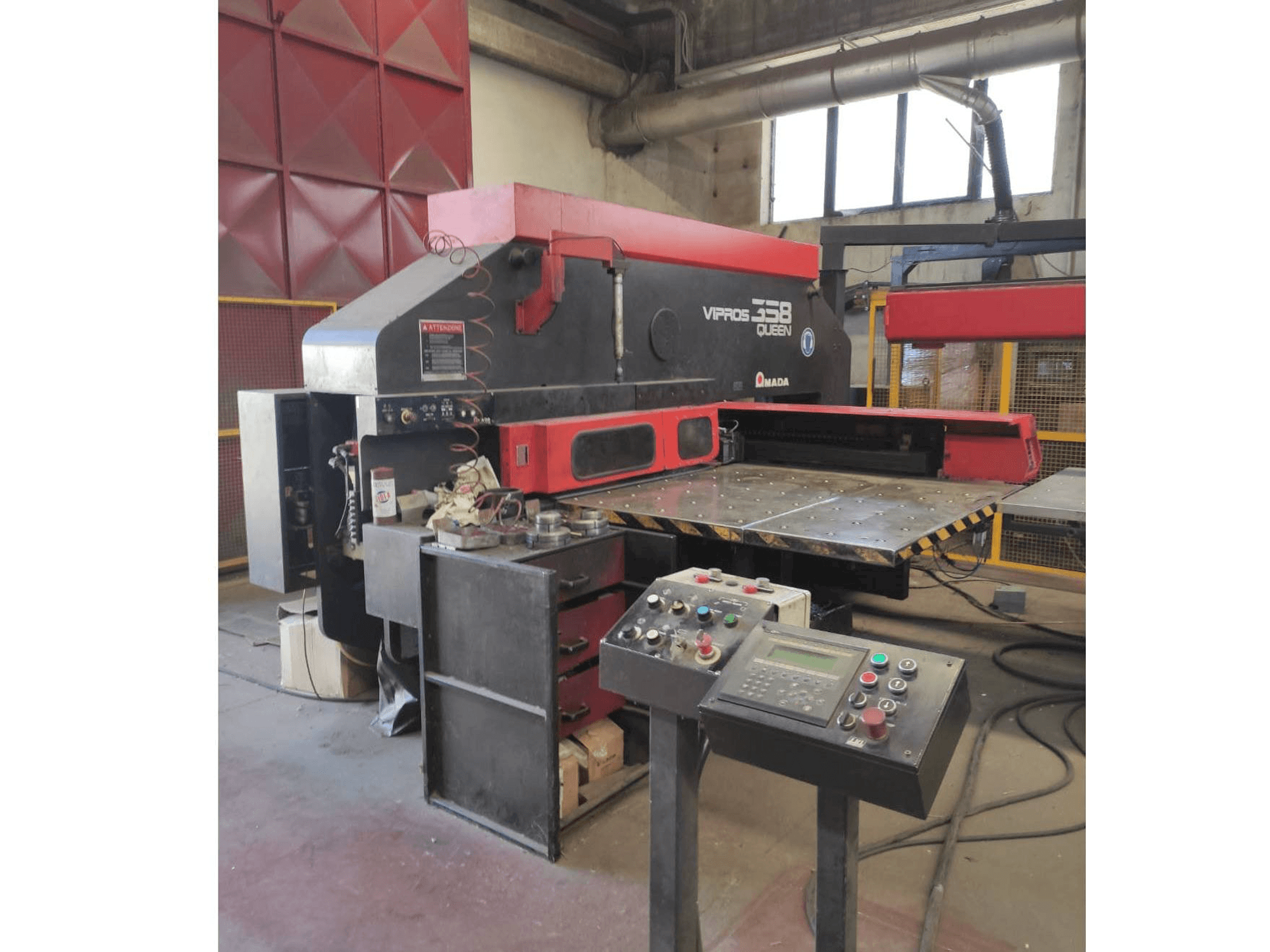 AMADA VIPROS 358-maskinen framifrån