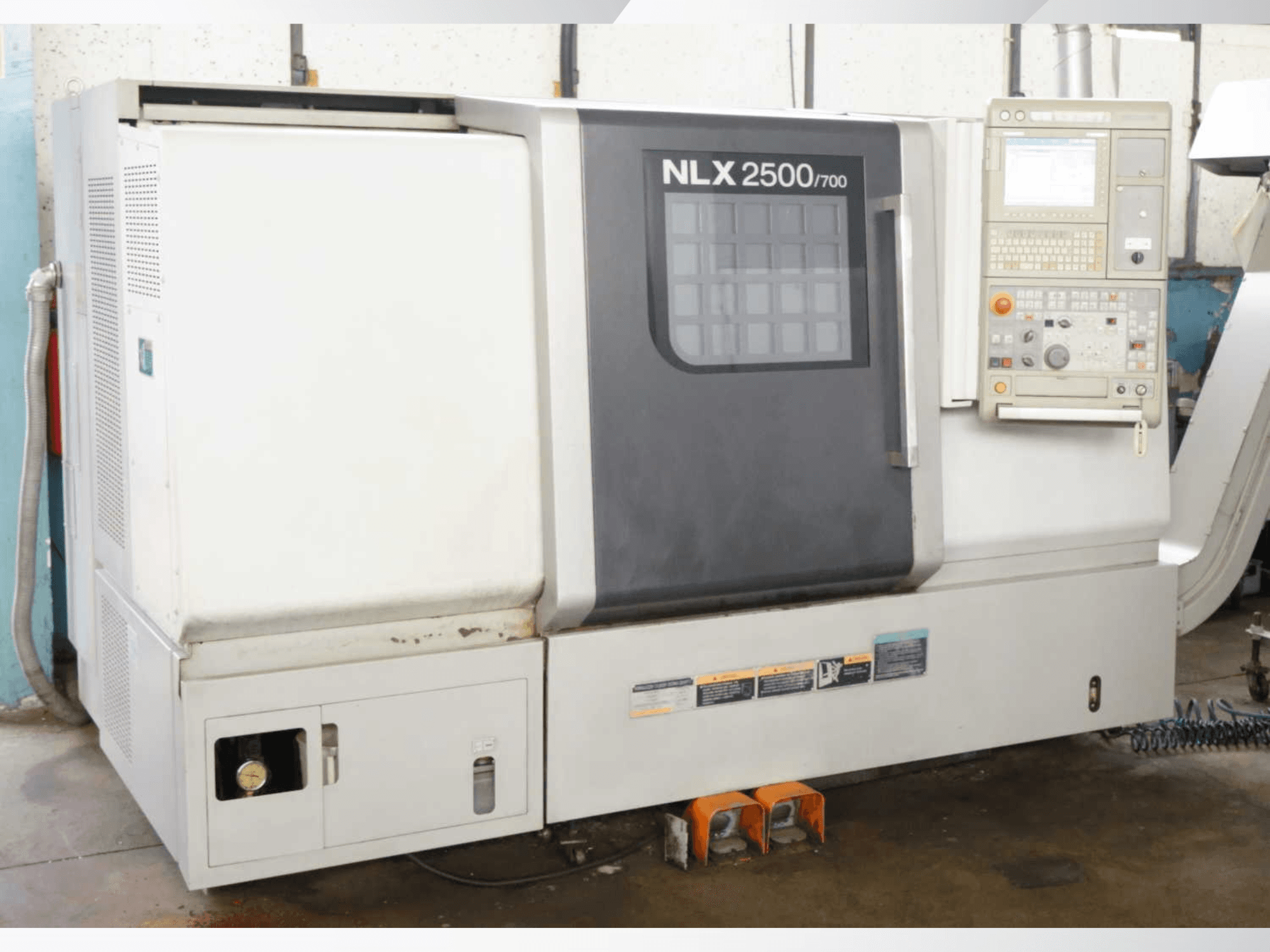 DMG MORI NLX 2500/700 horisontell svarv, framifrån med kontrollpanelen och maskinens funktioner.