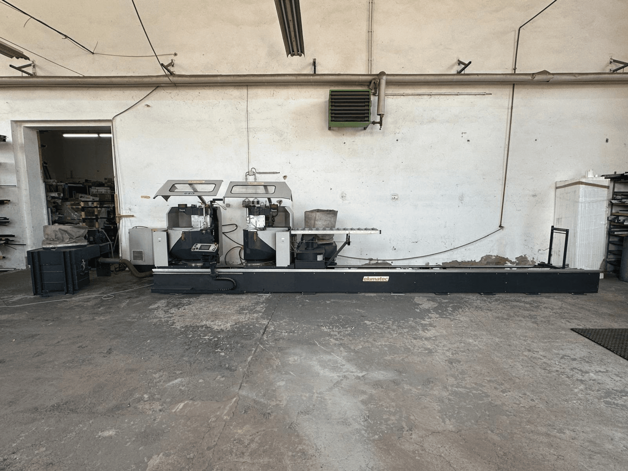 Elumatec DG 244 metallcirkelsåg i en verkstad, sidovy med dubbla sågar och manöverreglage på en stabil bas.