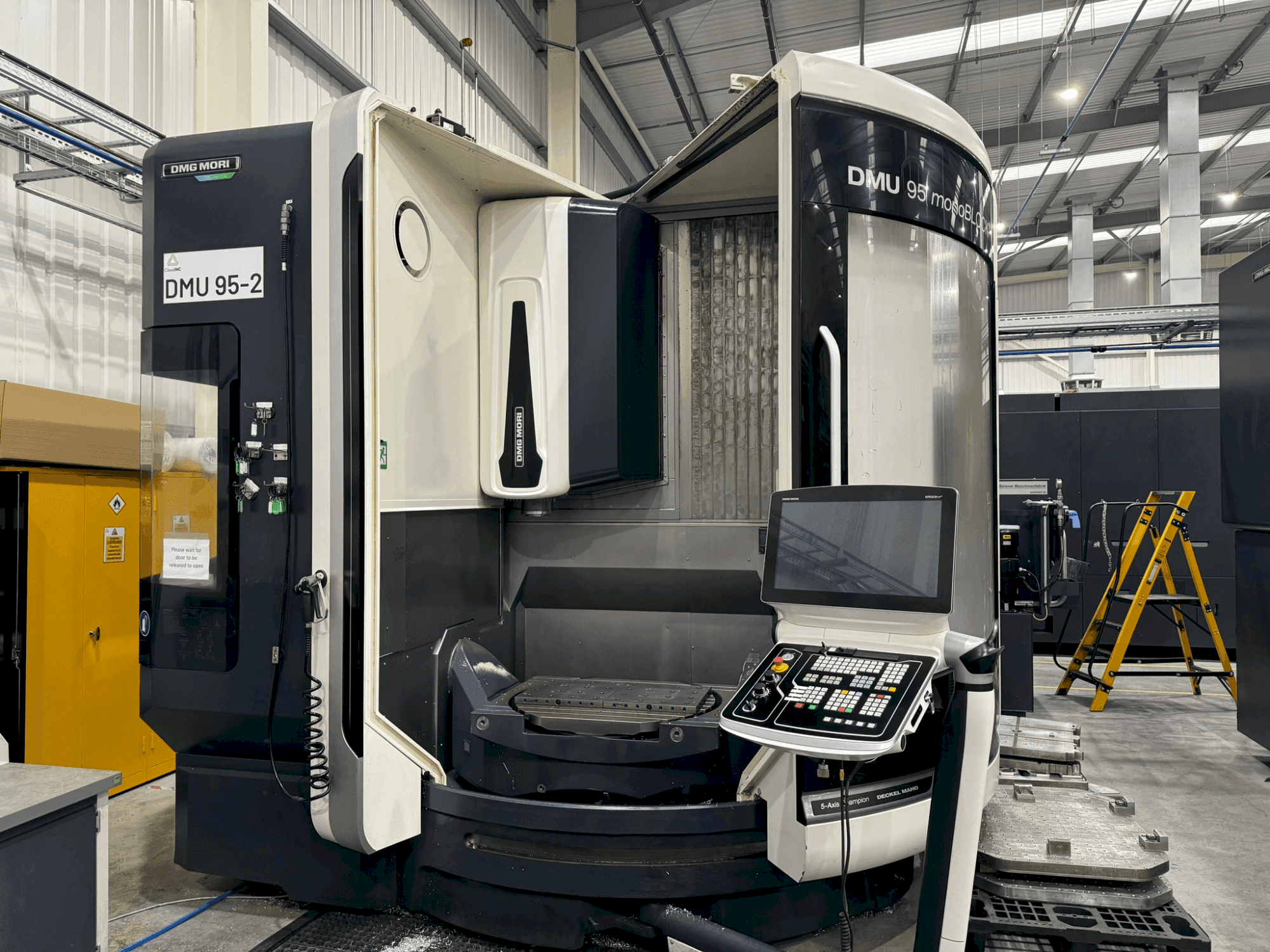 DMG MORI DMU 95 Monoblock-maskinen framifrån