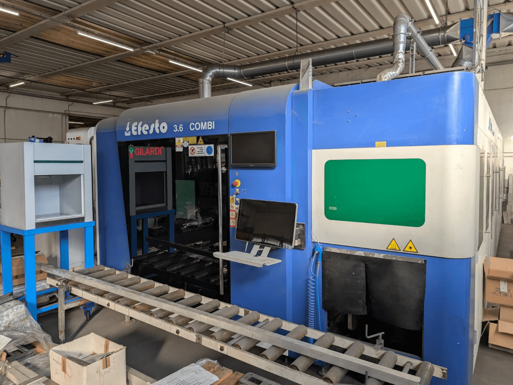 Fiberlaserskärmaskin EFESTO 3.6 COMBI, sidovy, med kontrollpanel och säkerhetsindikatorer samt blått hölje.