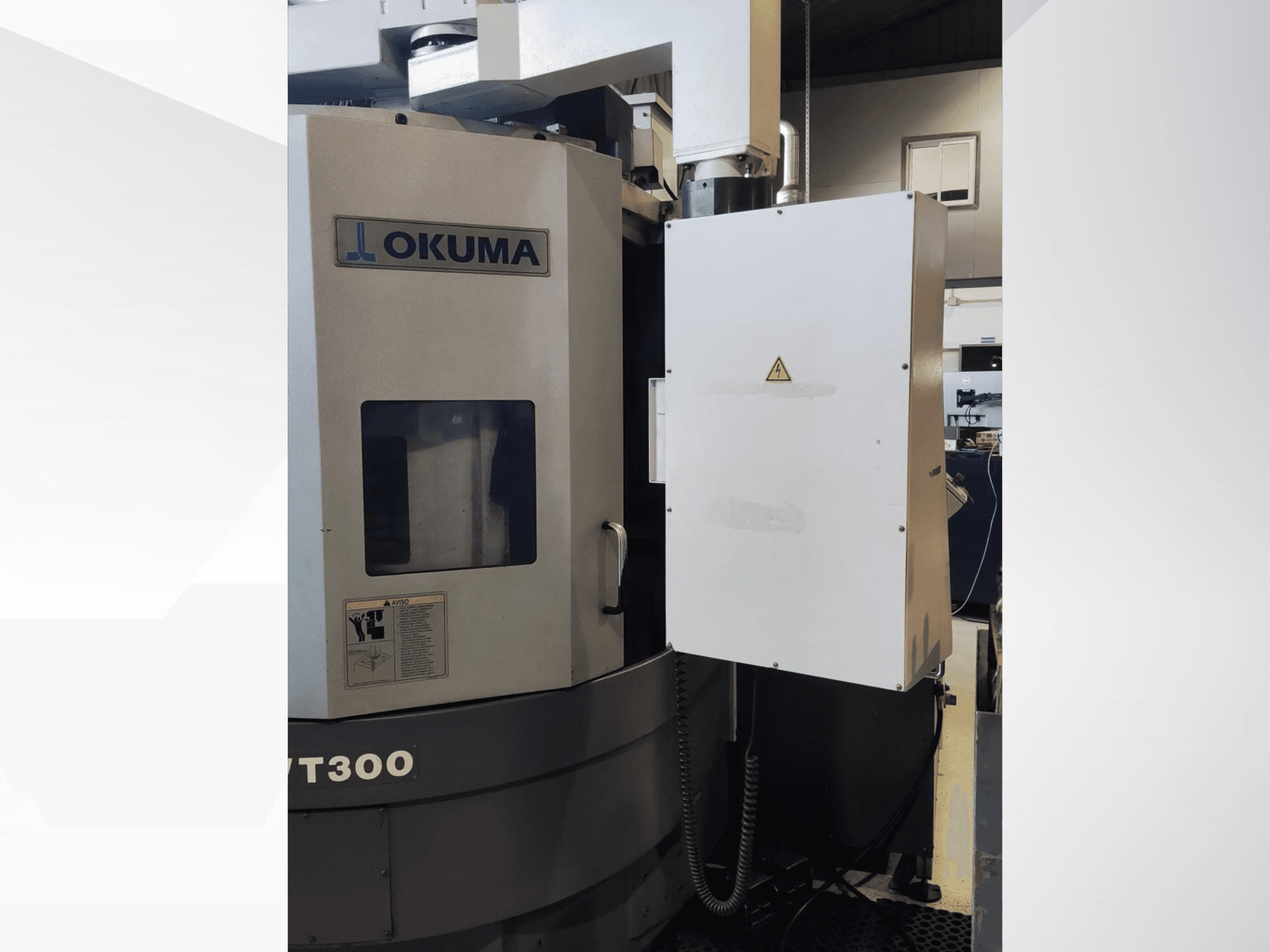 Okuma LVT300 vertikal svarv, framifrån, visar kontrollpanelen och märkta säkerhetsfunktioner.
