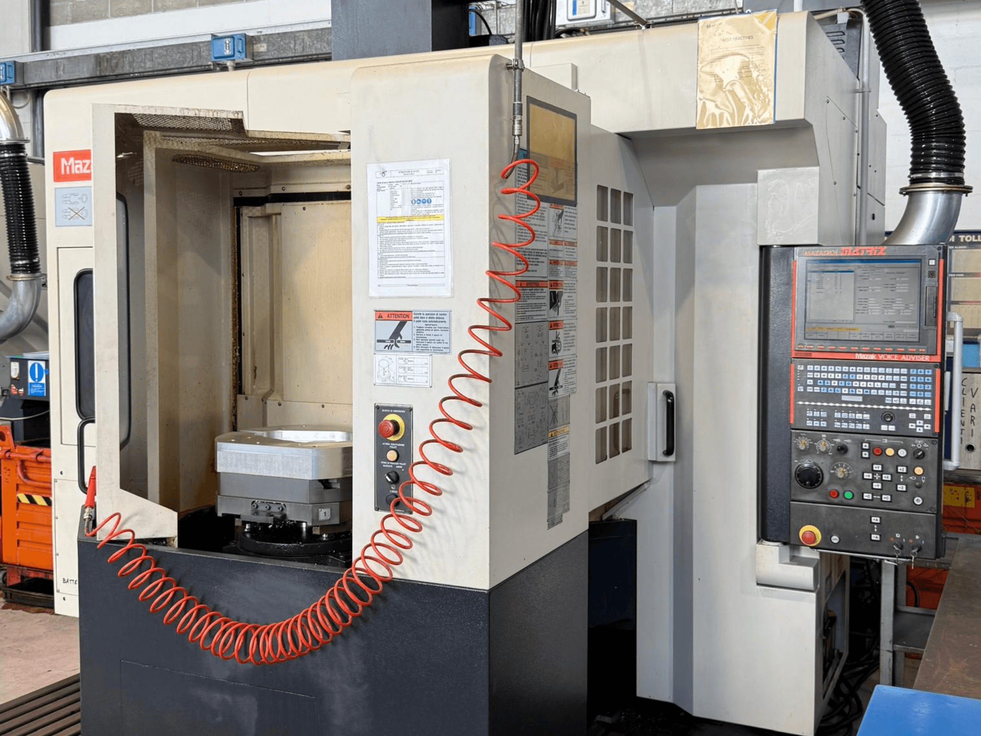 Mazak VARIAXIS I 500, vertikalt bearbetningscenter, sett framifrån, med kontrollpanel, arbetsstyckeshållare och verktygsförvaringsutrymme.