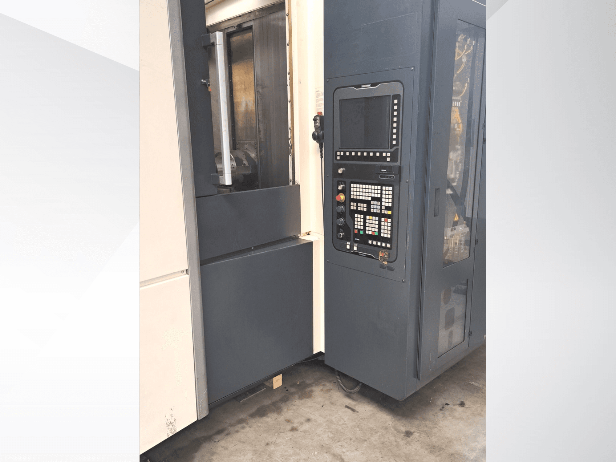 DMG MORI NHX5000 horisontellt bearbetningscenter, sidovy som visar kontrollpanelen och åtkomstluckan.