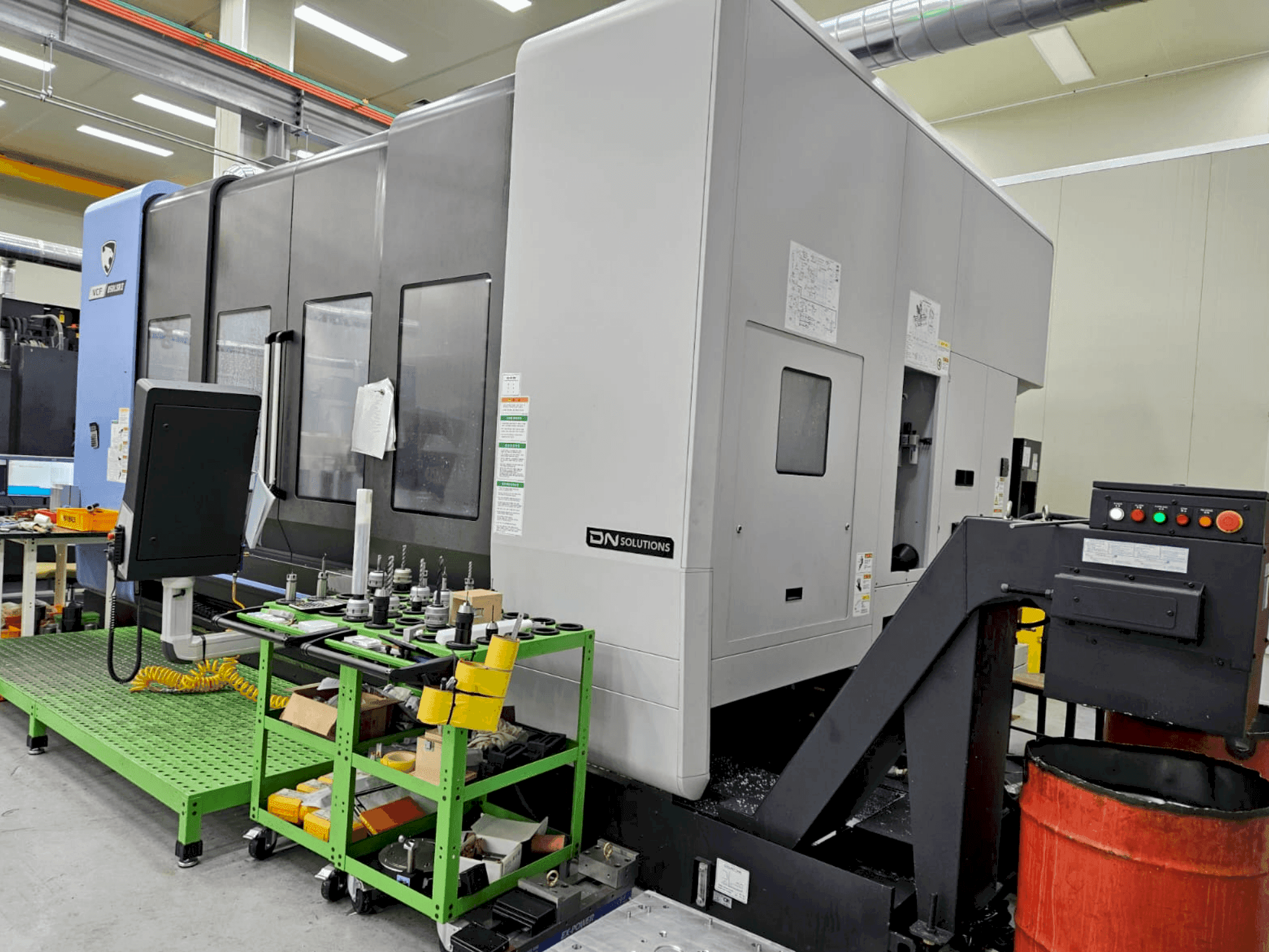 DN SOLUTIONS VCF 850LSRII-maskinen framifrån