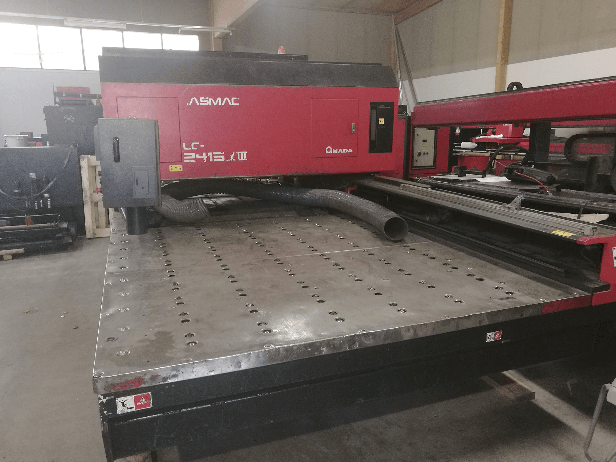 AMADA-maskinen framifrånLC 2415 α3