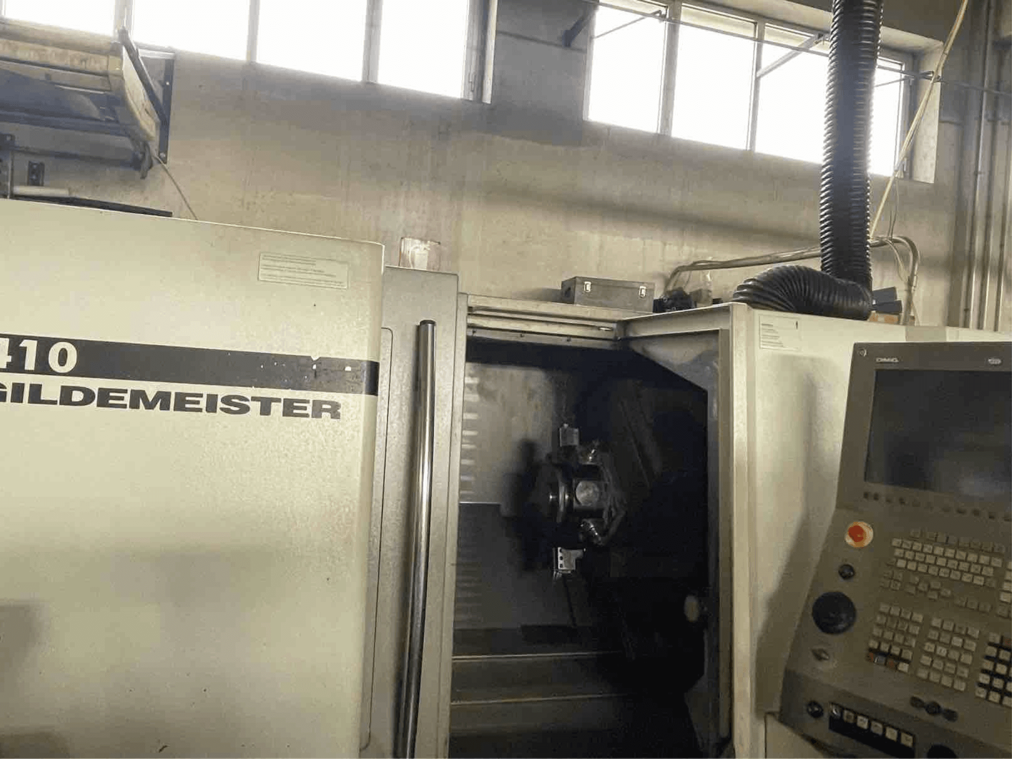 DMG CTX410 horisontell svarv, framifrån, visar kontrollpanelen och synliga bearbetningskomponenter inuti.