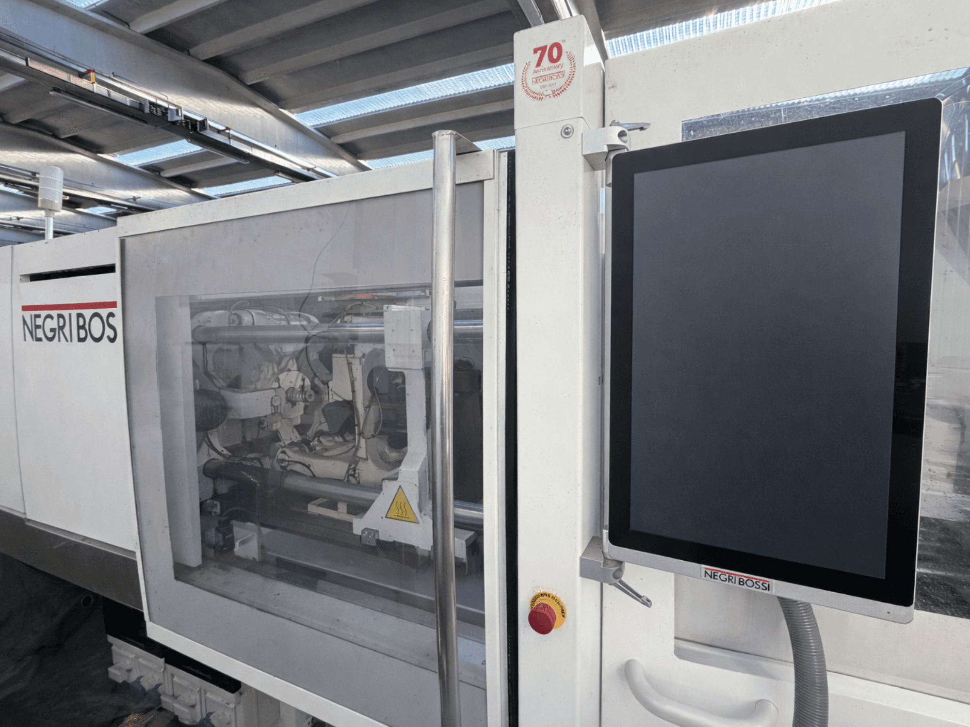 Elektrisk formsprutningsmaskin Negri Bossi ELE 80, framifrån med kontrollskärm och synliga inre komponenter.