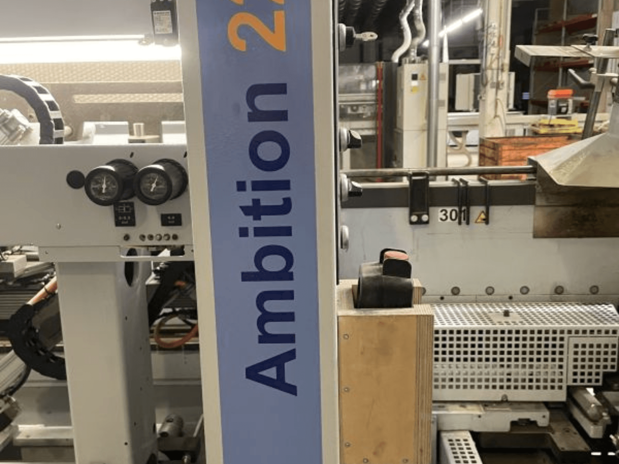 HOMAG KAL 210 Ambition 2264 kantlistmaskin framifrån, med rattar, reglage och märkt sidopanel.