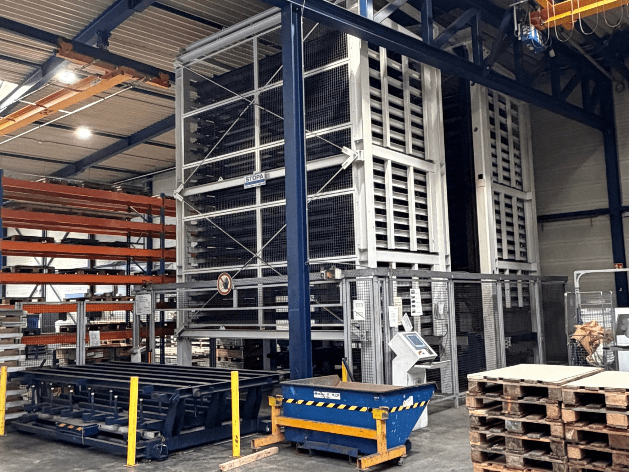 TRUMPF STOPA 4000x2000 automationssystem i ett lager, sidovy som visar ställningar och kontrollpanel i lagerutrymmet.