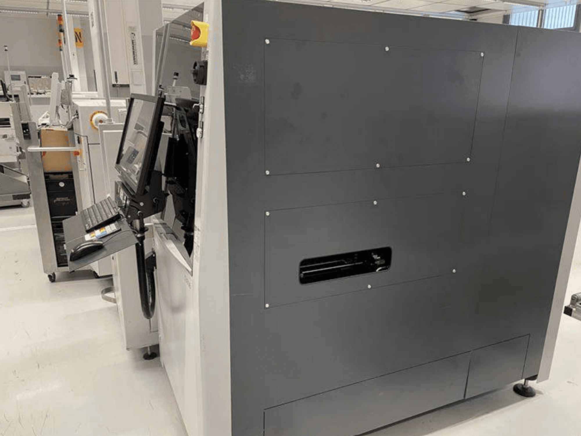 VISCOM S3016 optisk mätmaskin, sidovy, utrustad med en bildskärm, ett tangentbord och ett knappgränssnitt för precisionsmätning.