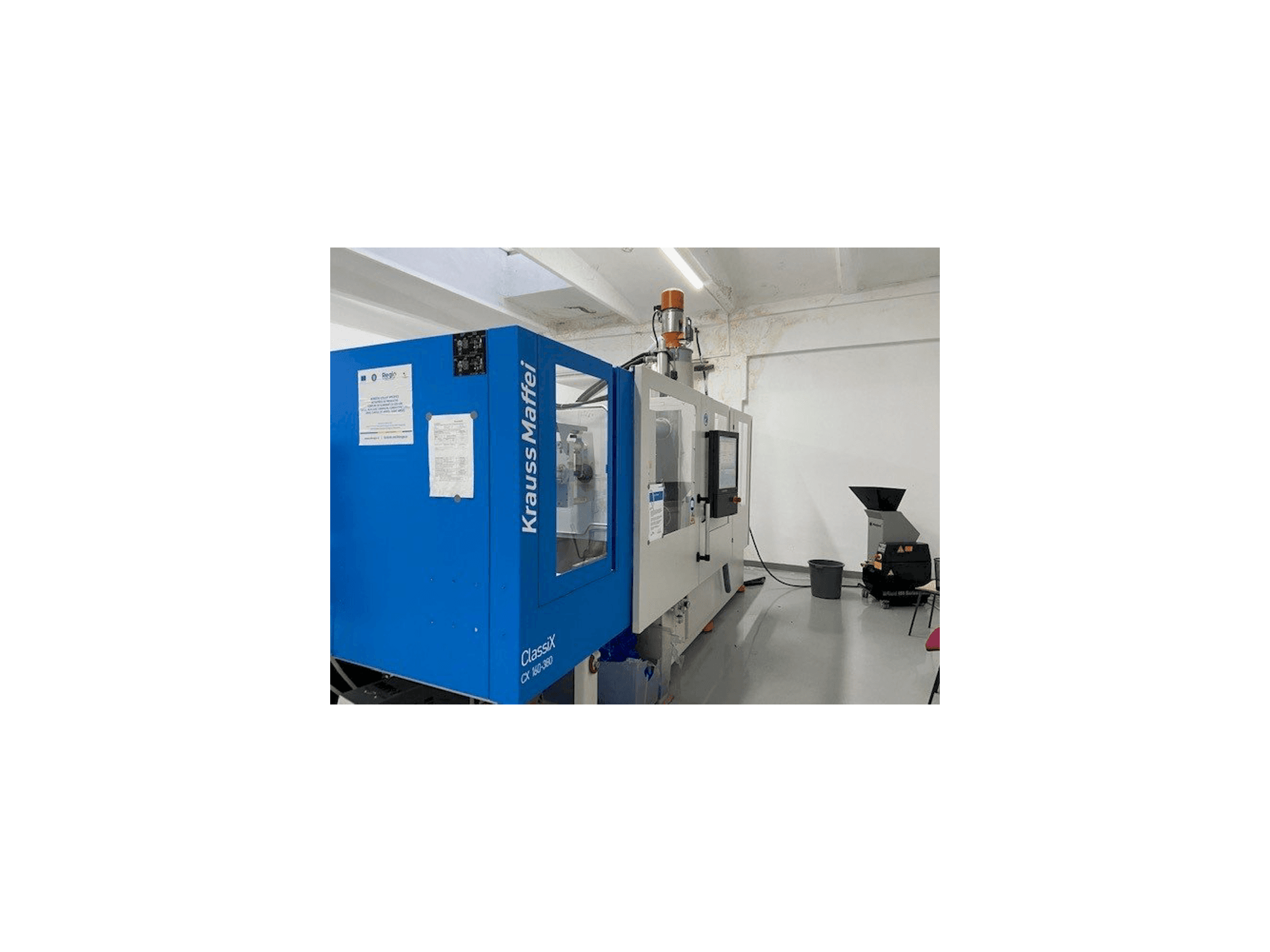 Krauss Maffei ClassiX CX 160-380-maskinen sedd från vänster sida