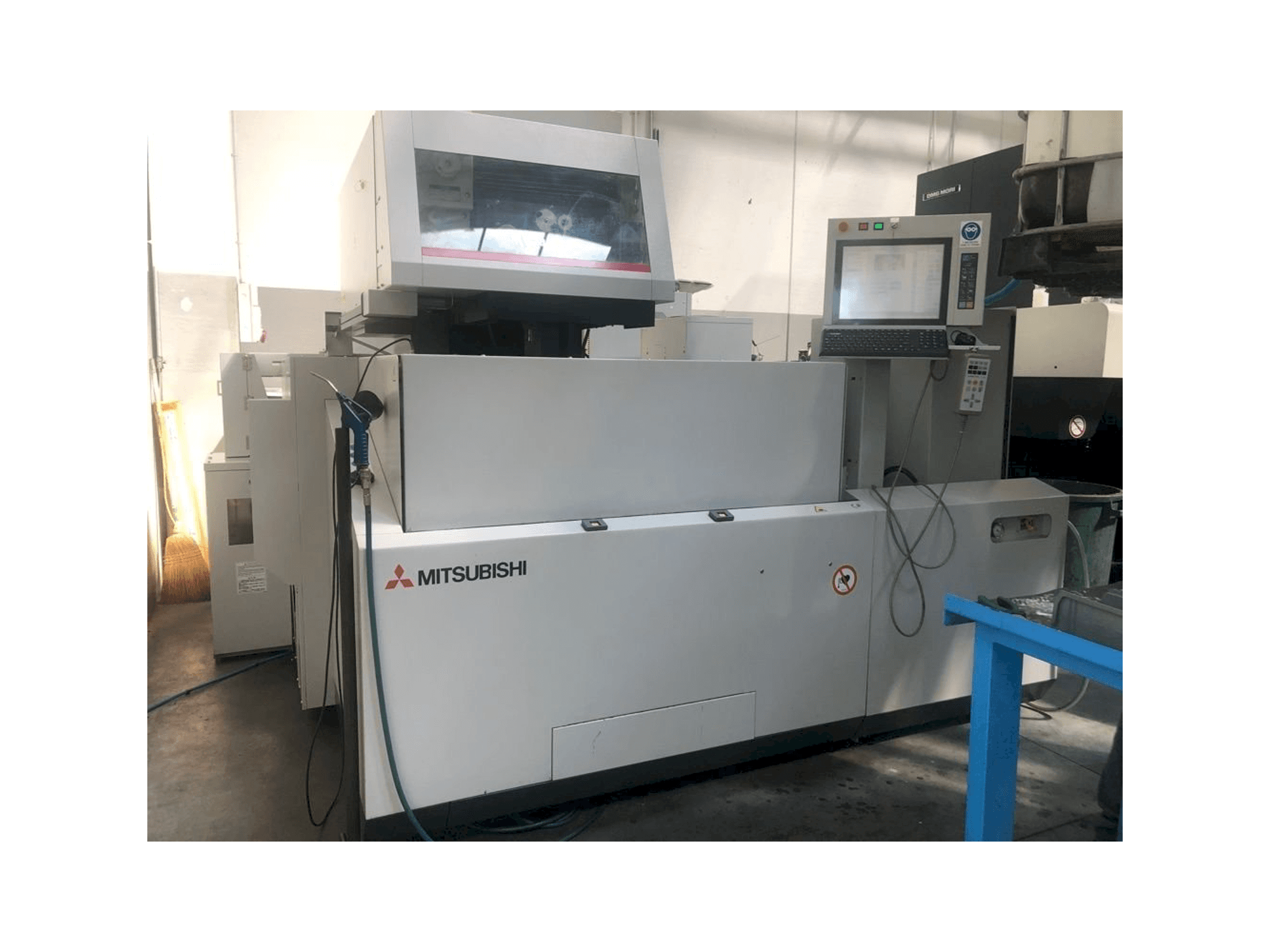 Mitsubishi MV2400S-maskinen framifrån