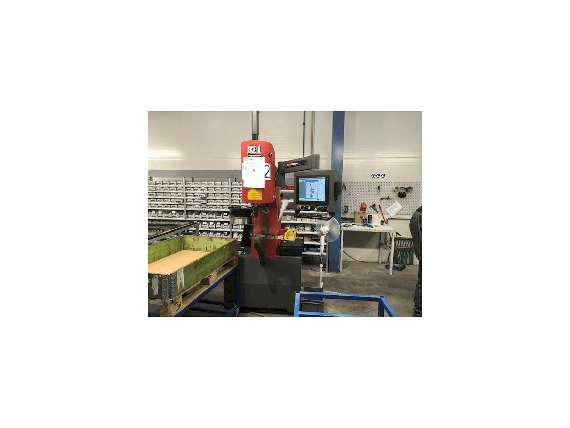 Haeger WT-824 4e-maskinen sedd från vänster sida