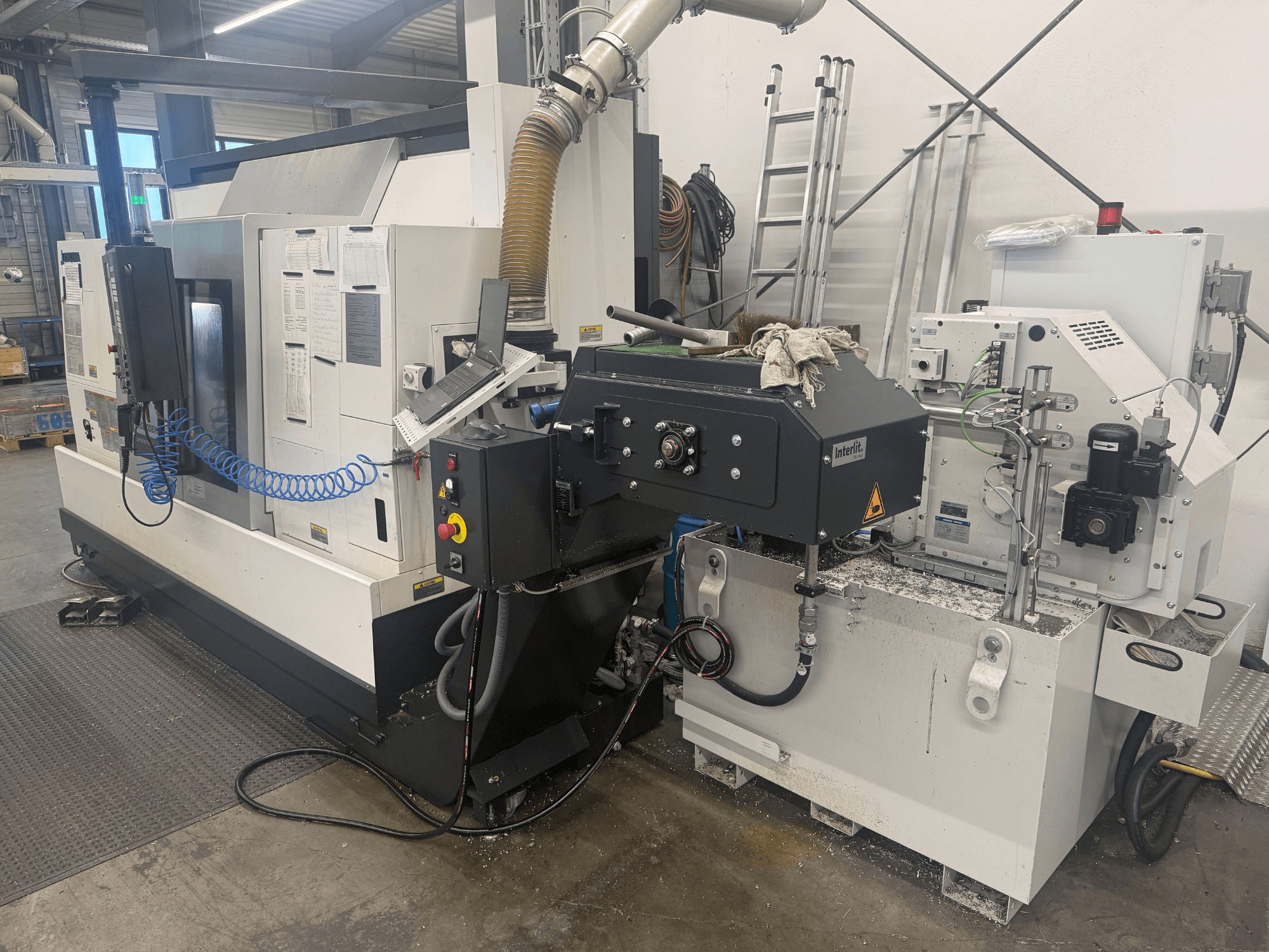 Okuma LB3000II-MYC 950 horisontell svarv, framifrån, visar kontrollpanelen och kylsystemet.