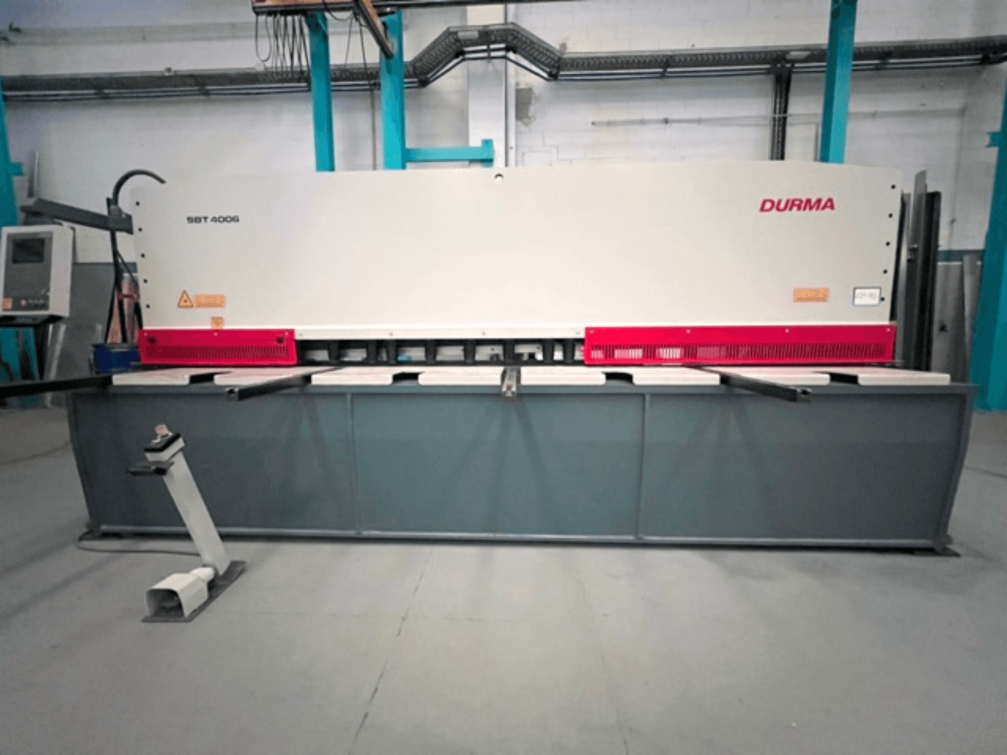 CNC-klippmaskin Durma SBT 4006 framifrån, med grå bas och röda detaljer, klar för användning i fabriksmiljö.