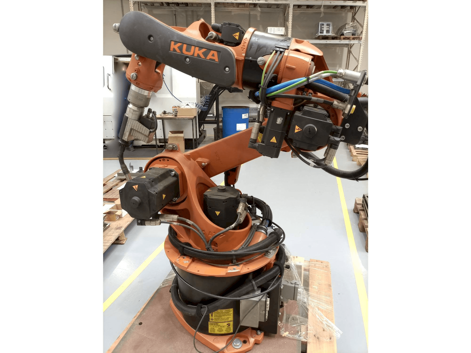 KUKA KR16 ARC HW-maskinen framifrån